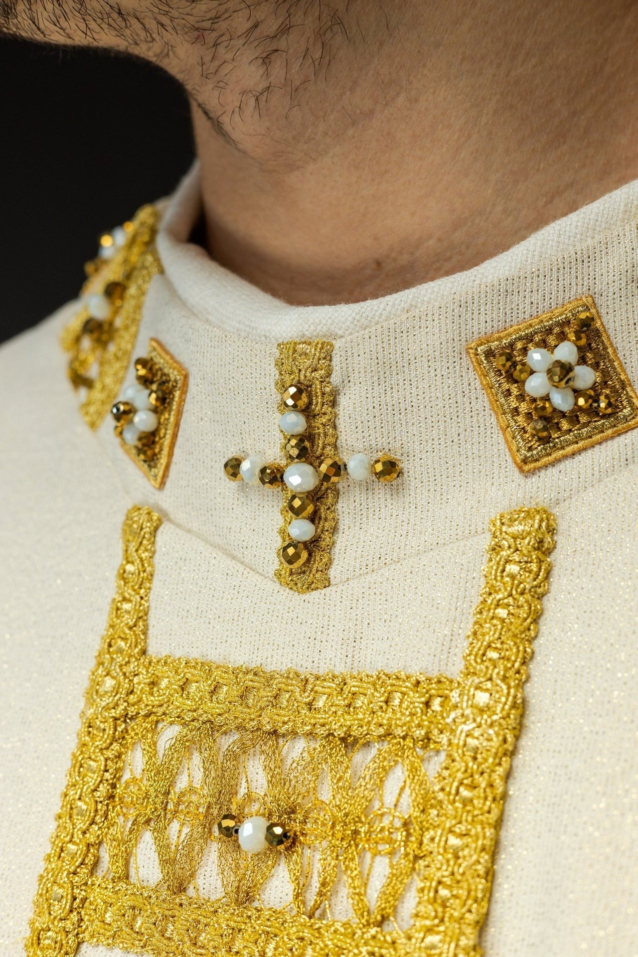 Ręcznie Robiony Ornat z Kamieniami Naturalnymi - Kolekcja Handmade 7008 - SZATYLITURGICZNE.PL