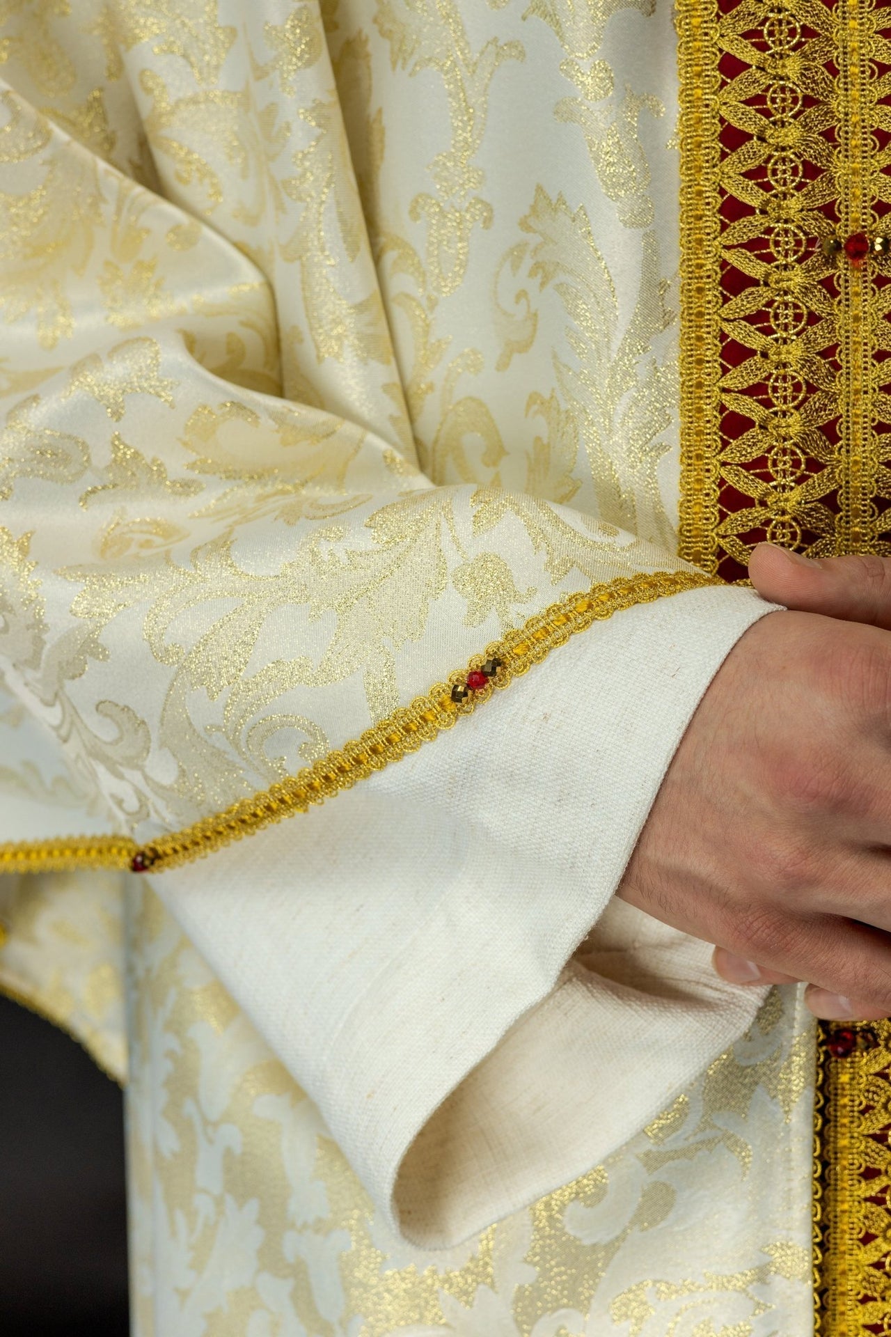 Ręcznie Robiony Ornat z Kamieniami Naturalnymi - Kolekcja Premium Handmade - SZATYLITURGICZNE.PL