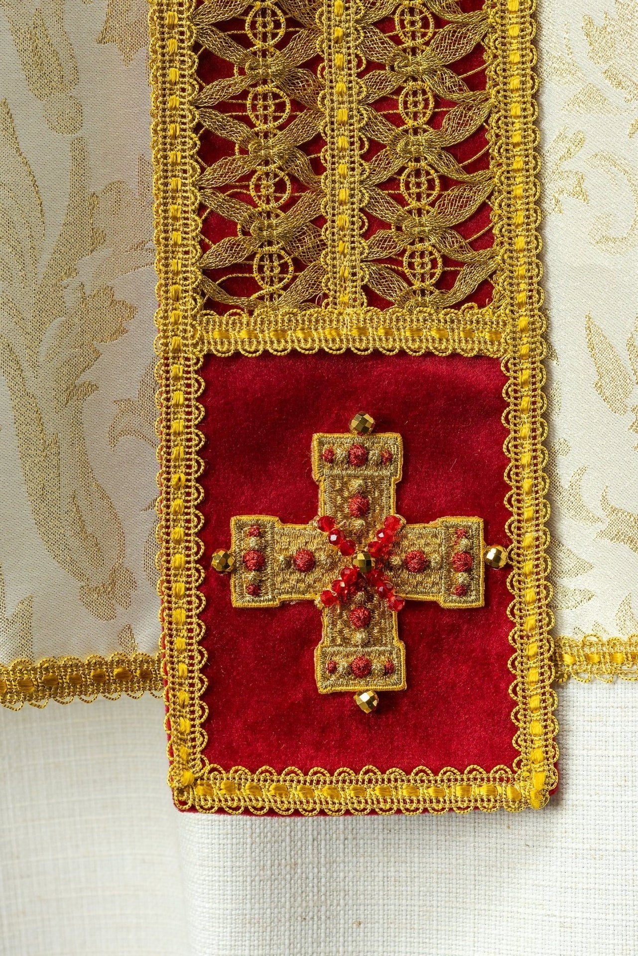 Ręcznie Robiony Ornat z Kamieniami Naturalnymi - Kolekcja Premium Handmade - SZATYLITURGICZNE.PL