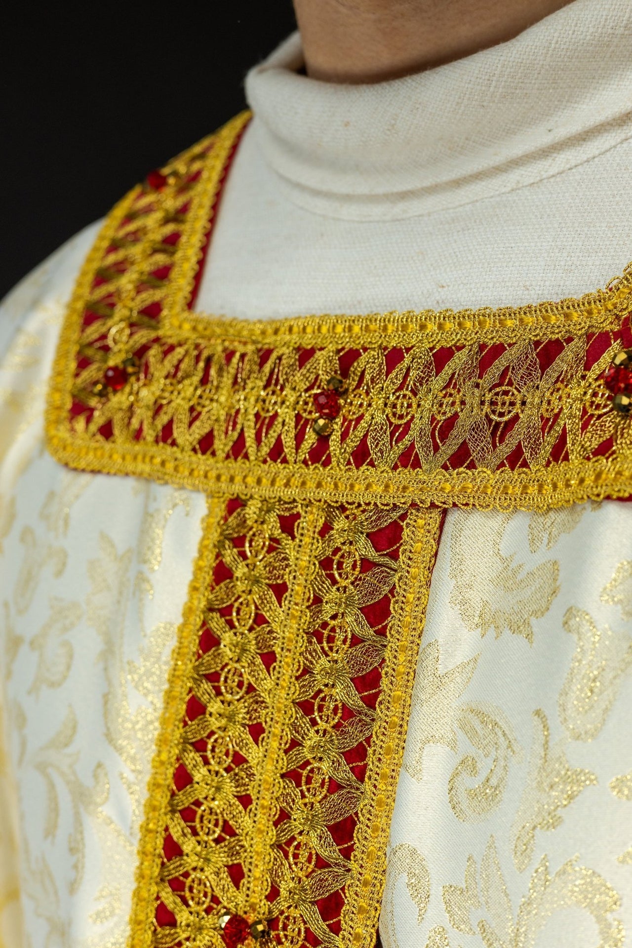 Ręcznie Robiony Ornat z Kamieniami Naturalnymi - Kolekcja Premium Handmade - SZATYLITURGICZNE.PL