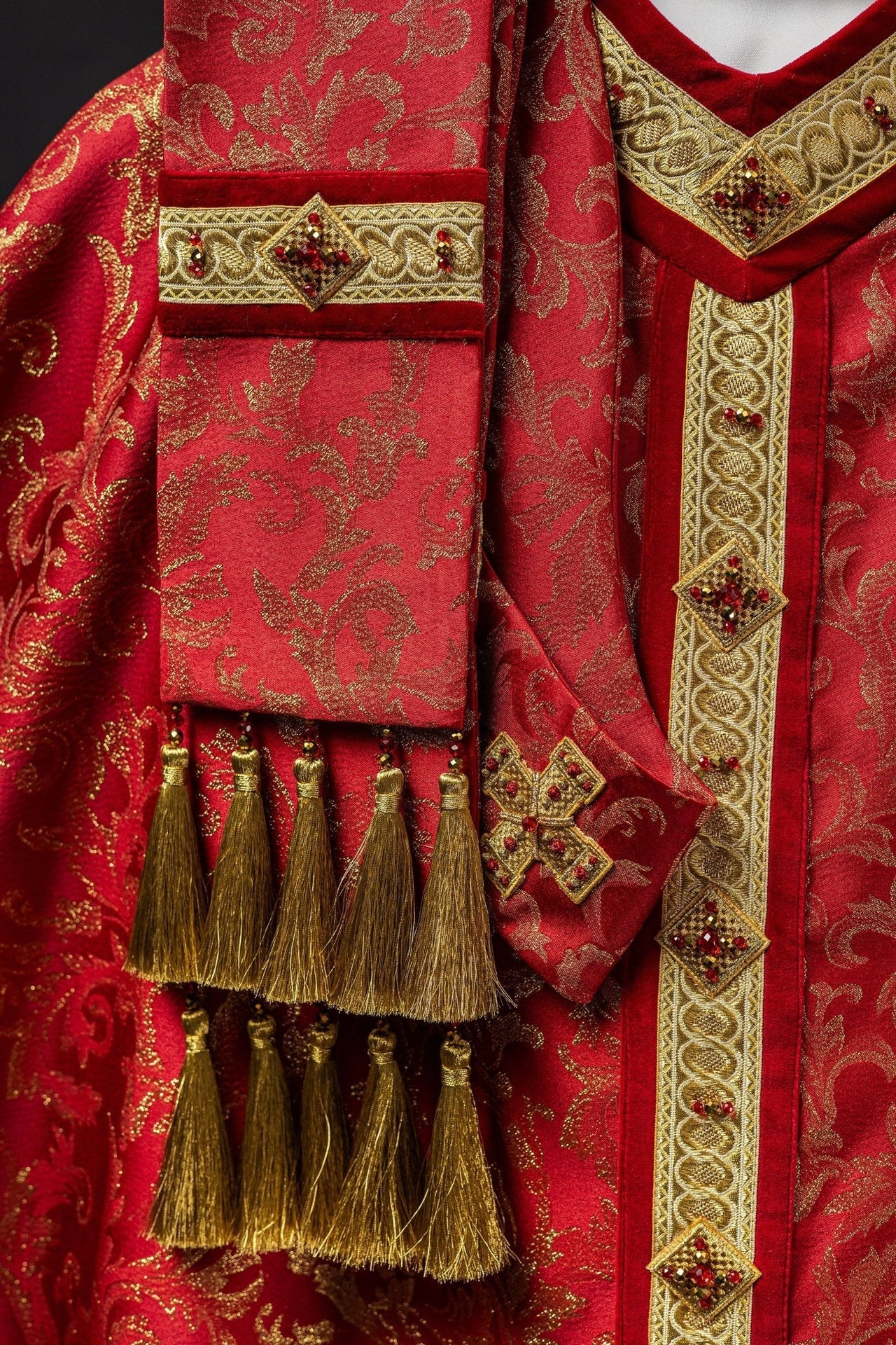 Ręcznie Robiony Ornat z Kamieniami Naturalnymi - Kolekcja Premium Handmade - SZATYLITURGICZNE.PL