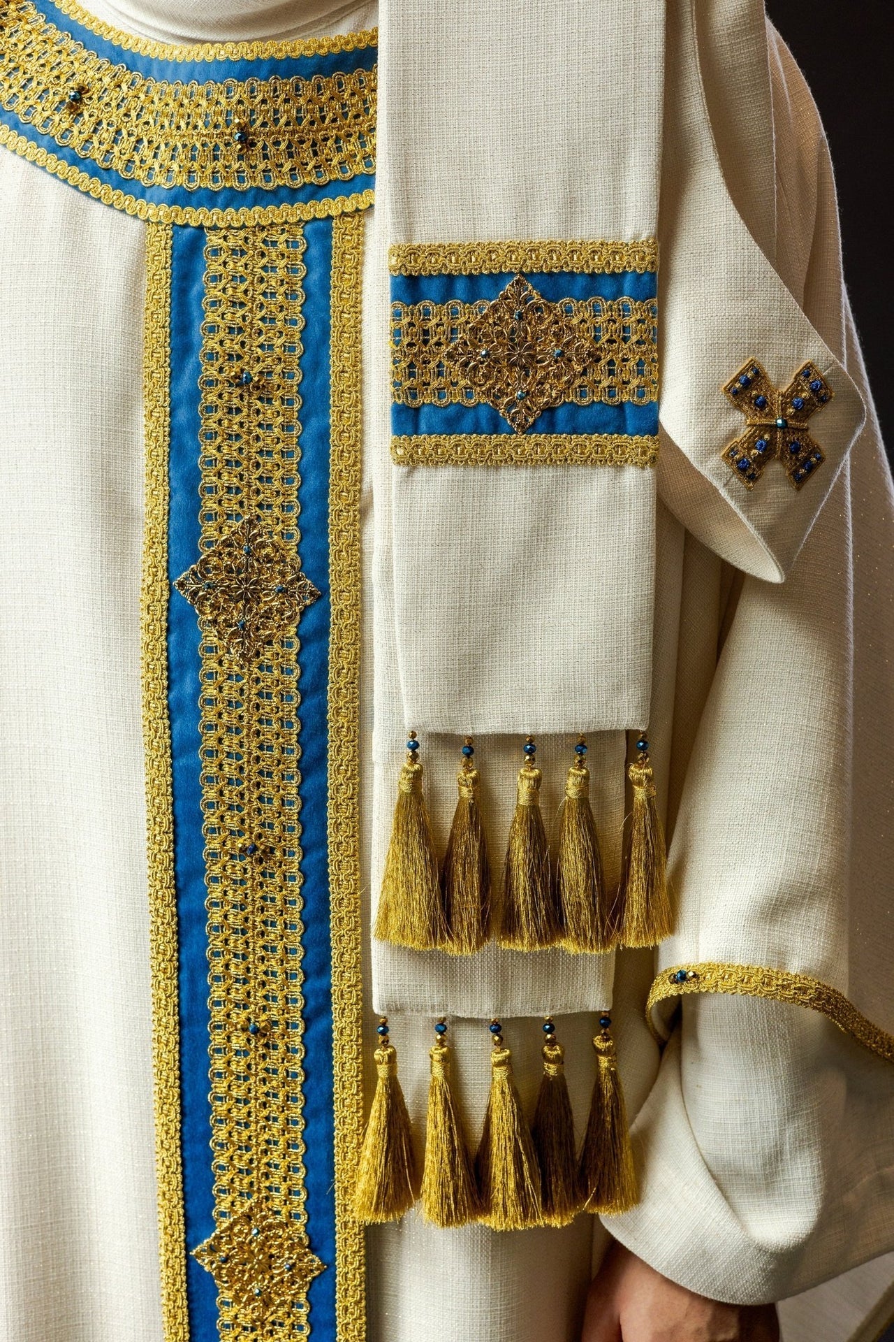 Ręcznie Robiony Ornat z Kamieniami Naturalnymi - Polski Haft Handmade - SZATYLITURGICZNE.PL