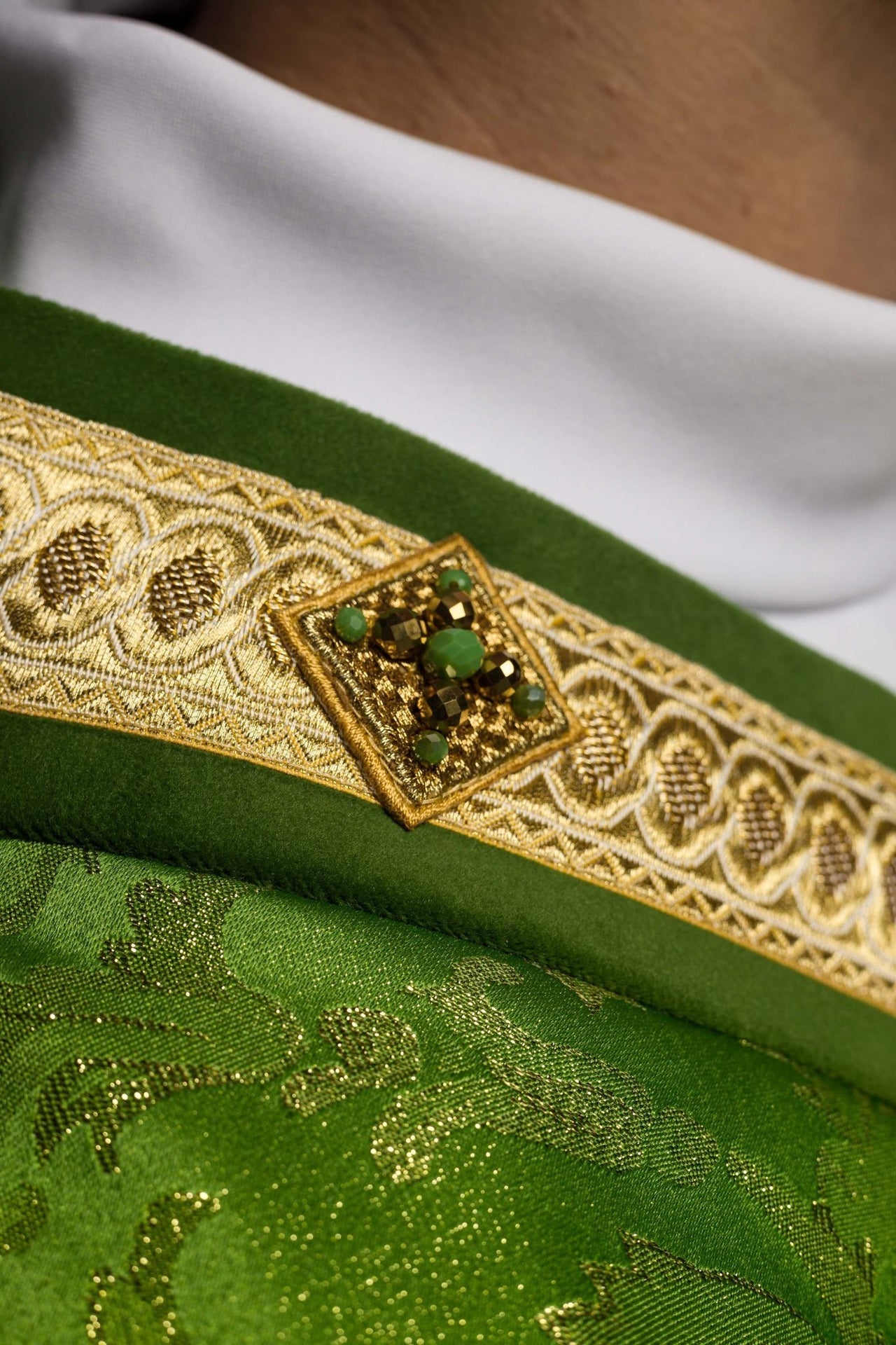 Ręcznie Robiony Ornat z Kamieniami Naturalnymi Premium - Kolekcja Handmade - SZATYLITURGICZNE.PL