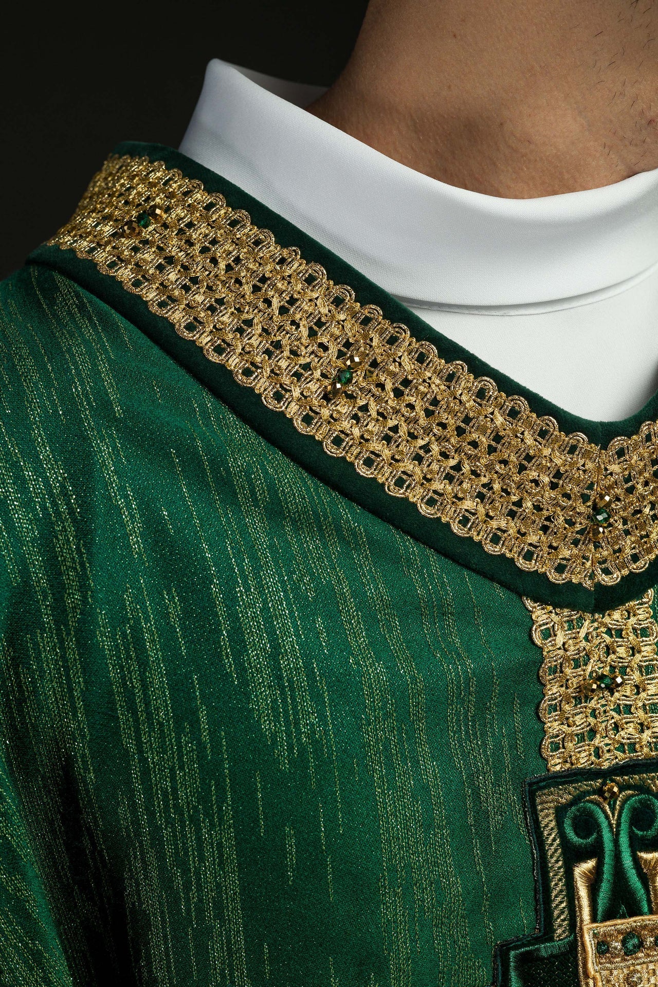 Ręcznie Robiony Ornat z Kamieniami Naturalnymi - Zielony Handmade 7015 - SZATYLITURGICZNE.PL