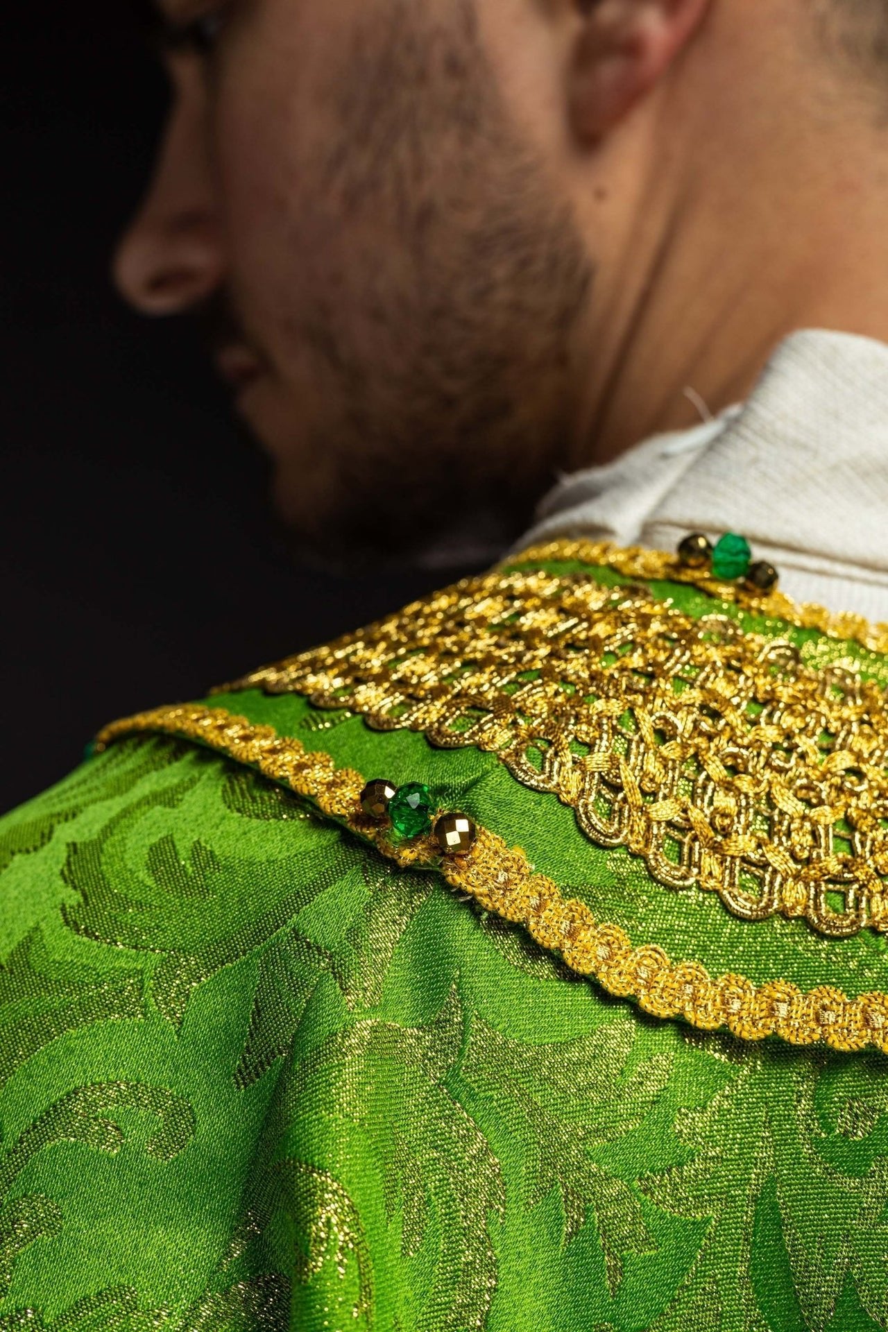 Ręcznie Robiony Ornat z Kamieniami Szlachetnymi - Zielona Elegancja Handmade - SZATYLITURGICZNE.PL