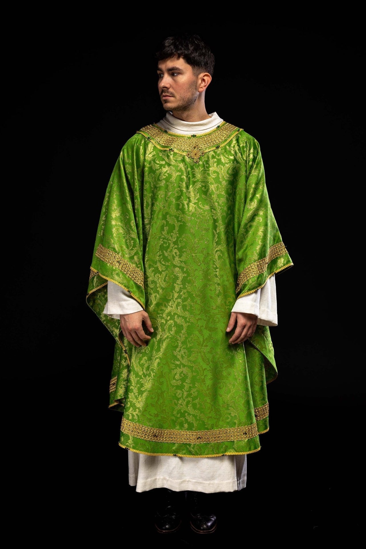 Ręcznie Robiony Ornat z Kamieniami Szlachetnymi - Zielona Elegancja Handmade - SZATYLITURGICZNE.PL