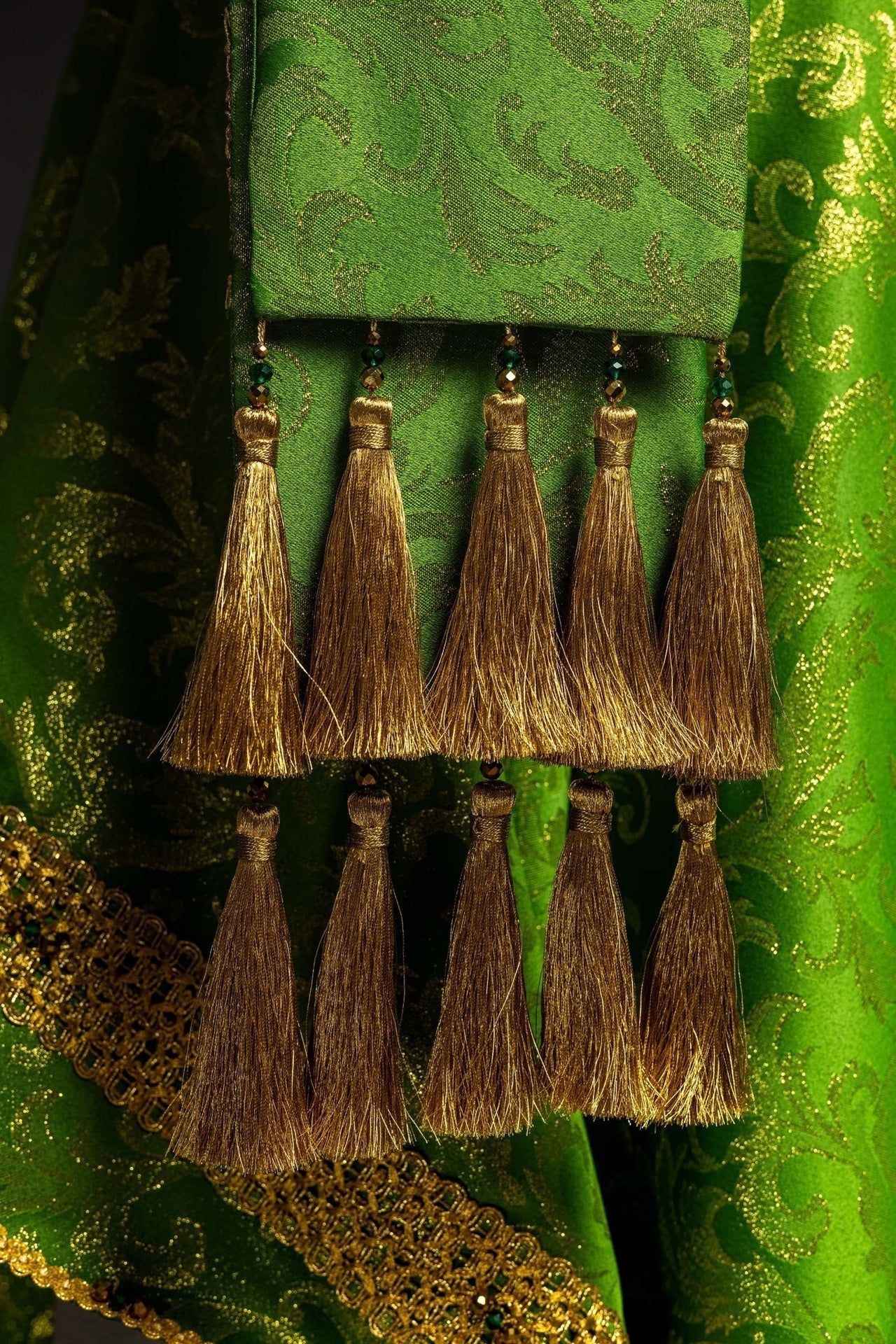 Ręcznie Robiony Ornat z Kamieniami Szlachetnymi - Zielona Elegancja Handmade - SZATYLITURGICZNE.PL