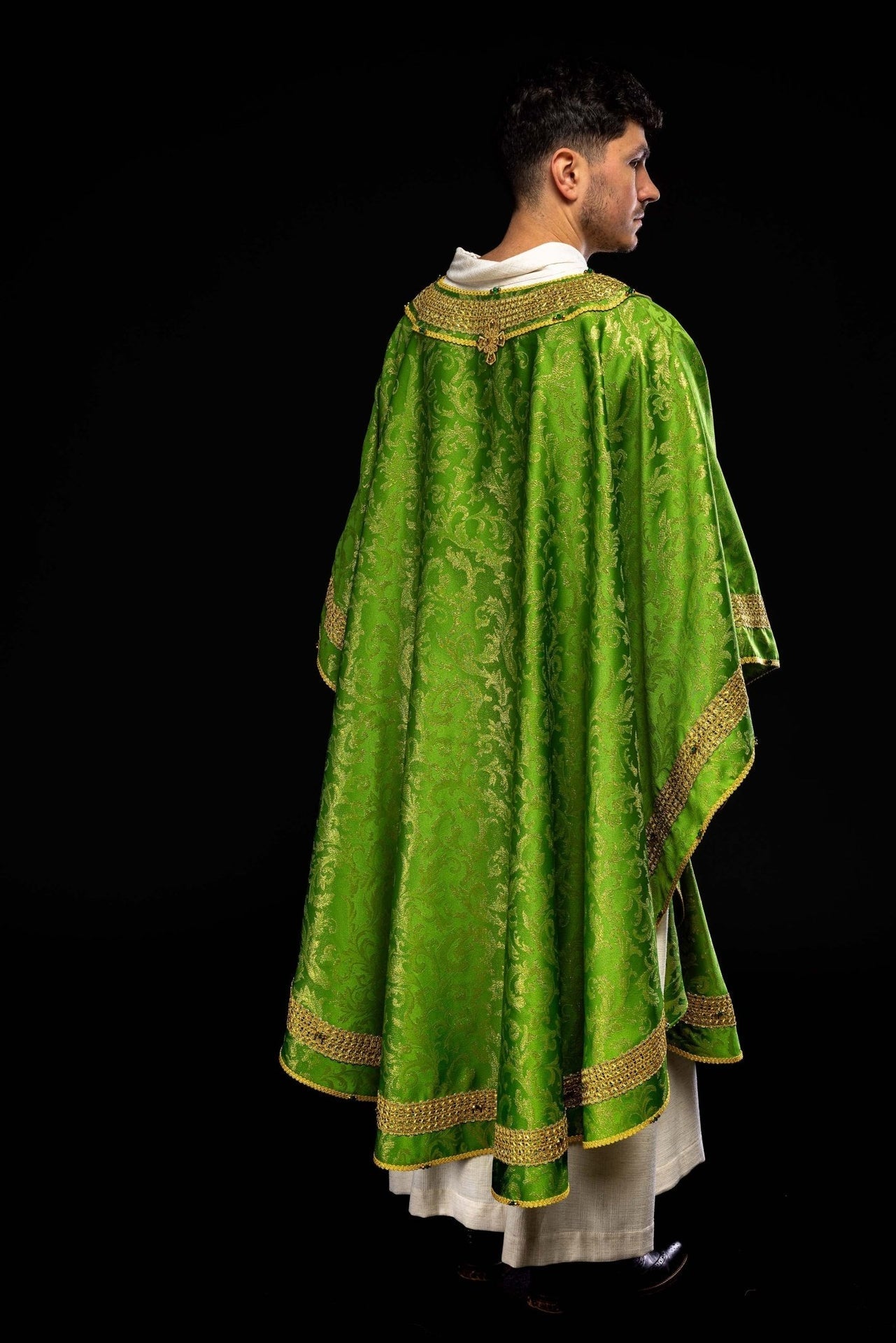 Ręcznie Robiony Ornat z Kamieniami Szlachetnymi - Zielona Elegancja Handmade - SZATYLITURGICZNE.PL