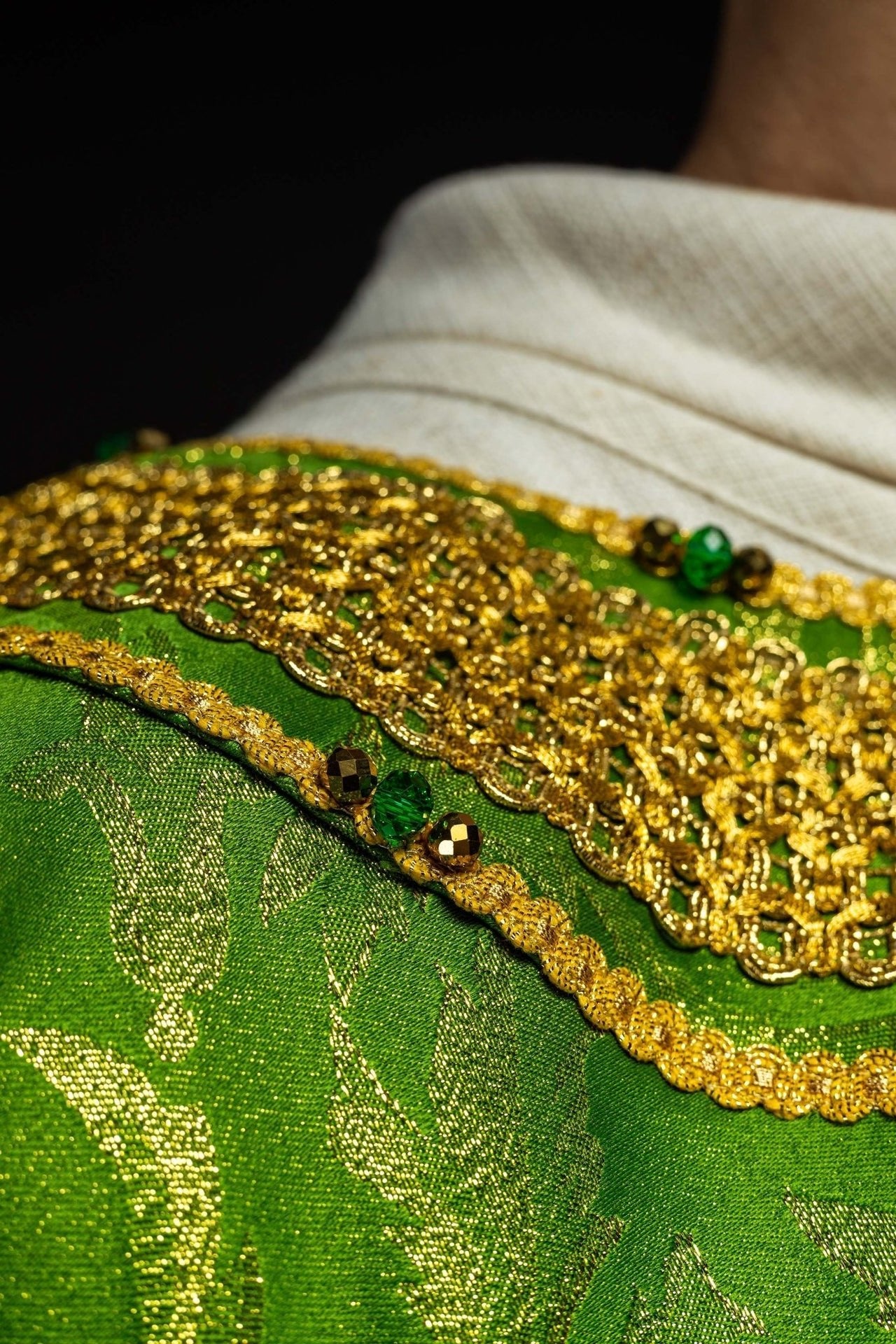 Ręcznie Robiony Ornat z Kamieniami Szlachetnymi - Zielona Elegancja Handmade - SZATYLITURGICZNE.PL