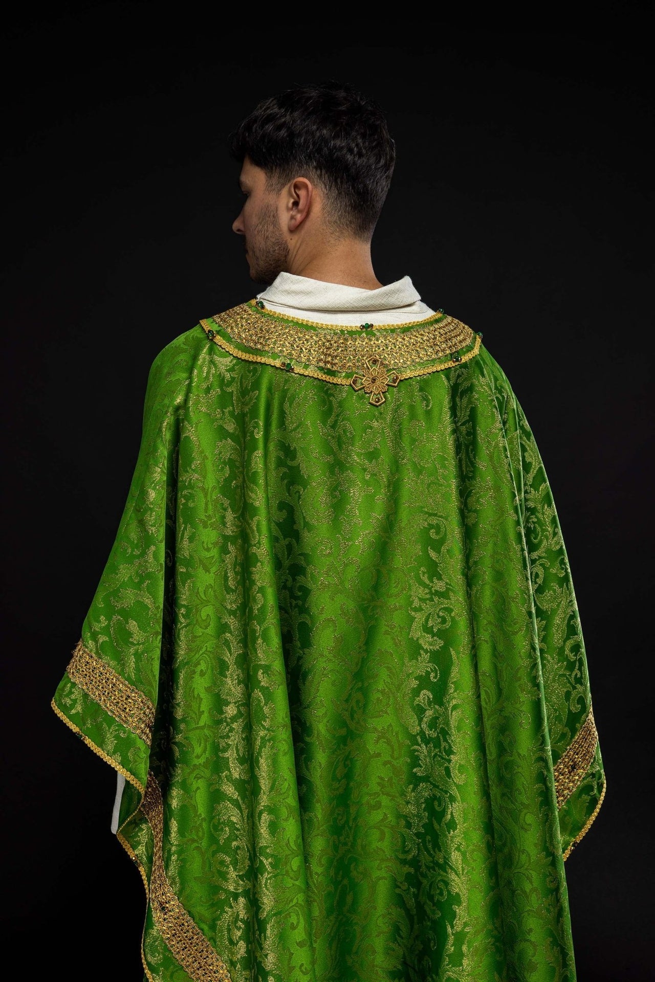 Ręcznie Robiony Ornat z Kamieniami Szlachetnymi - Zielona Elegancja Handmade - SZATYLITURGICZNE.PL