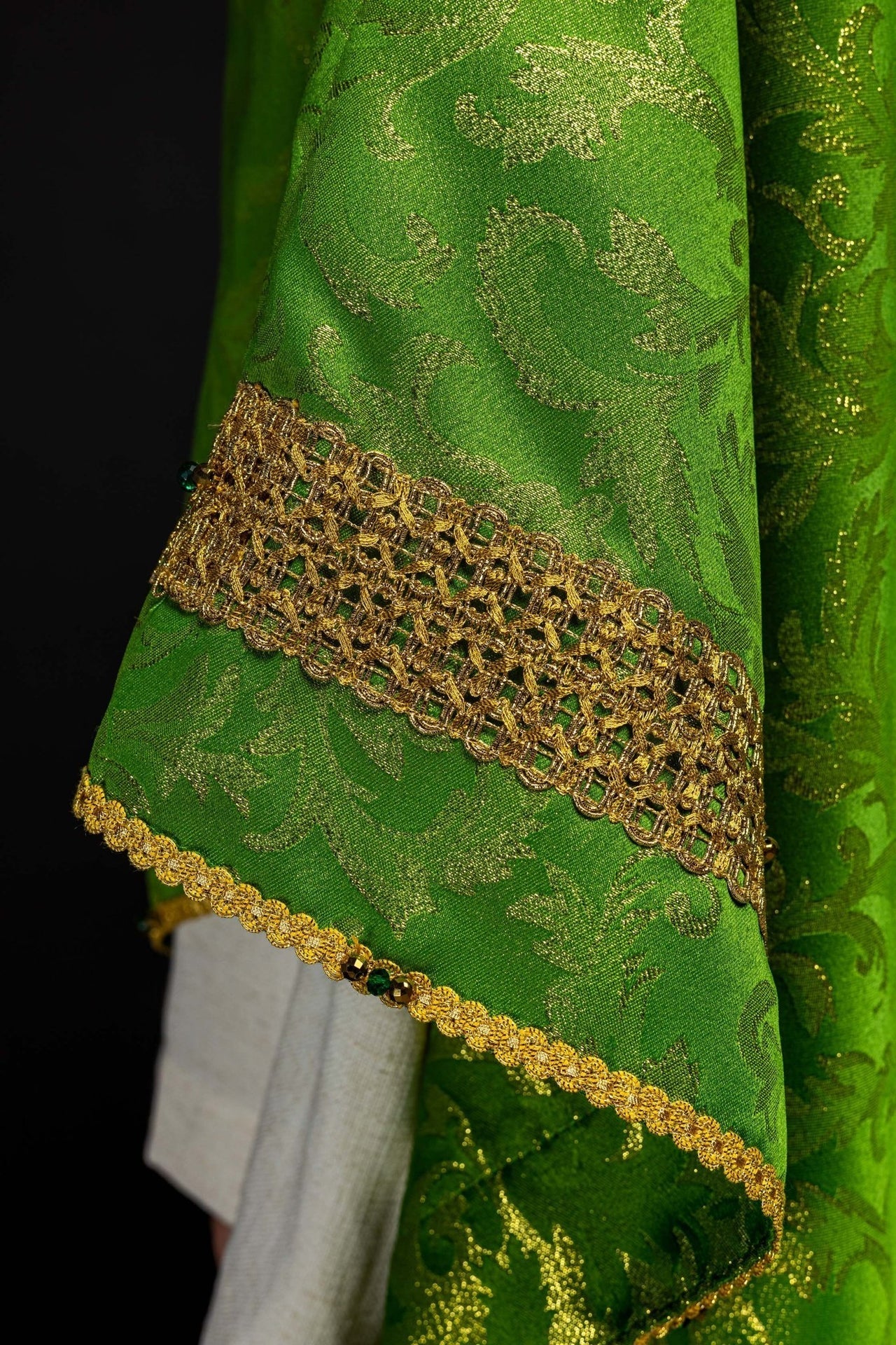 Ręcznie Robiony Ornat z Kamieniami Szlachetnymi - Zielona Elegancja Handmade - SZATYLITURGICZNE.PL