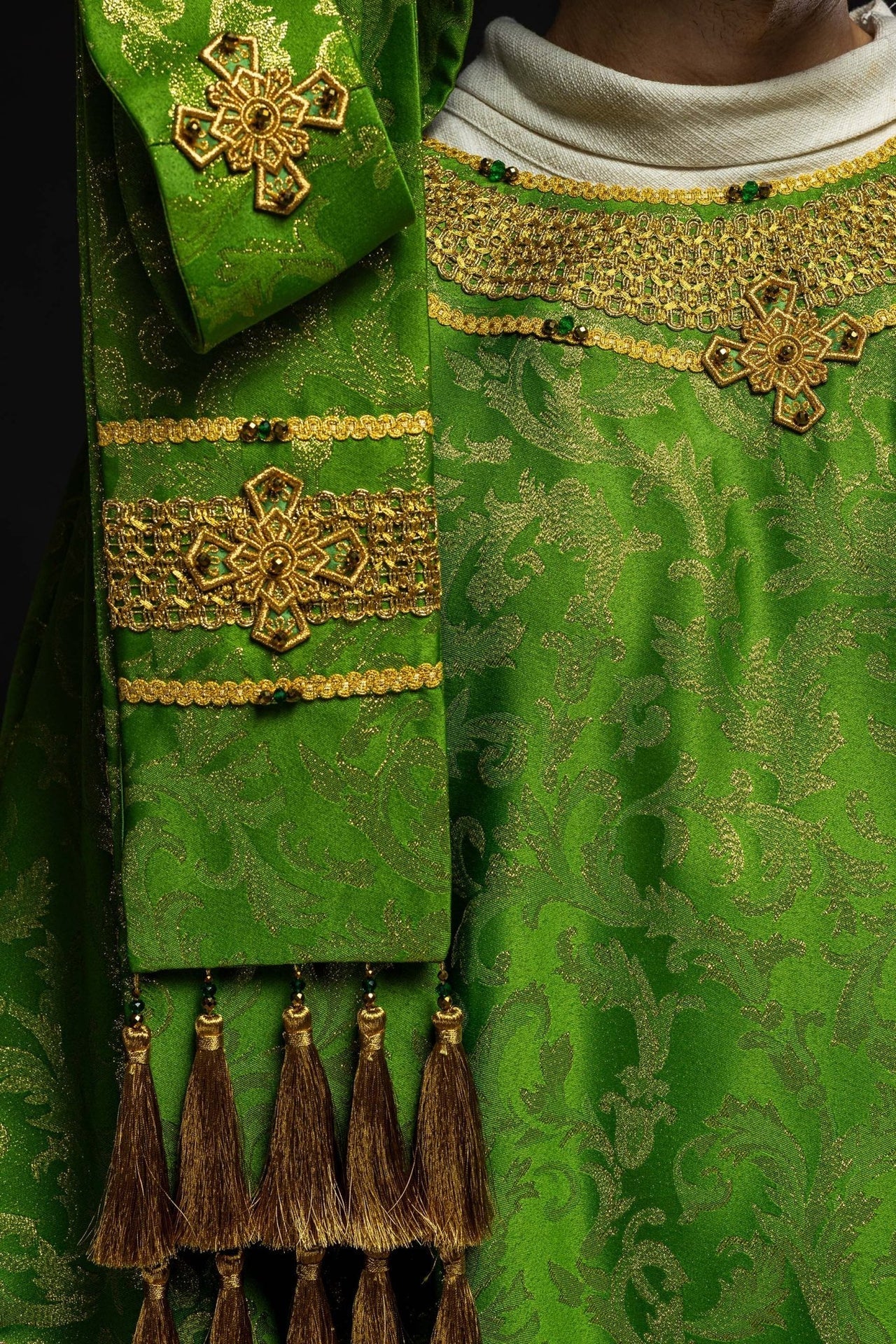 Ręcznie Robiony Ornat z Kamieniami Szlachetnymi - Zielona Elegancja Handmade - SZATYLITURGICZNE.PL