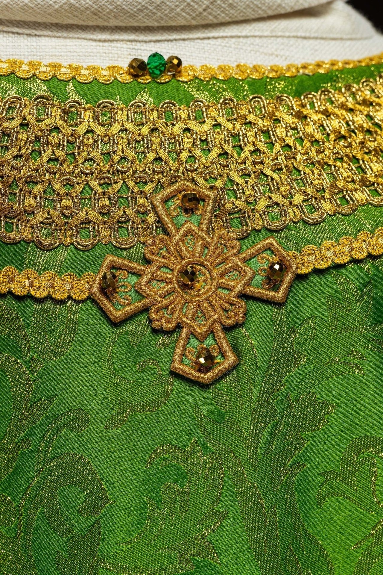 Ręcznie Robiony Ornat z Kamieniami Szlachetnymi - Zielona Elegancja Handmade - SZATYLITURGICZNE.PL