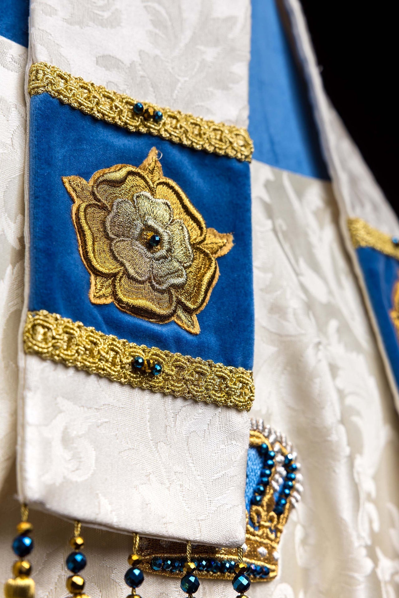 Ręcznie wykonana mitra maryjna z naturalnymi kamieniami Handmade 9006 - SZATYLITURGICZNE.PL