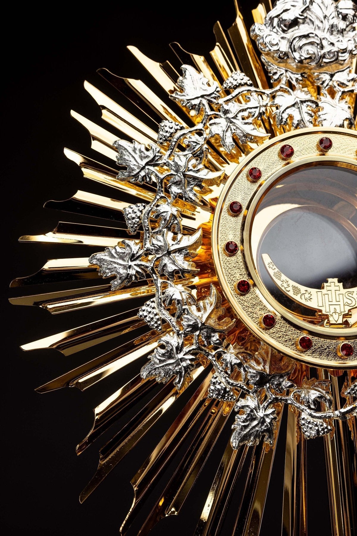 Ręcznie wykonana Pozłacana Monstrancja z mosiądzu zdobiona Rubinami - SZATYLITURGICZNE.PL