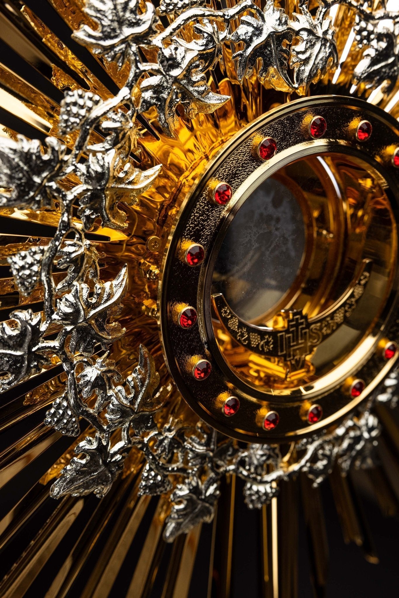 Ręcznie wykonana Pozłacana Monstrancja z mosiądzu zdobiona Rubinami - SZATYLITURGICZNE.PL