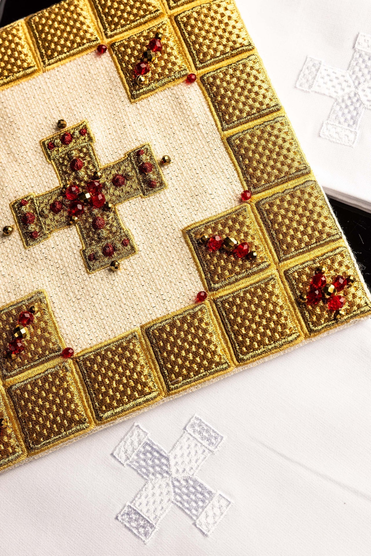 Ręcznie wykonany komplet kielichowy z naturalnymi kamieniami Handmade 5011 - SZATYLITURGICZNE.PL