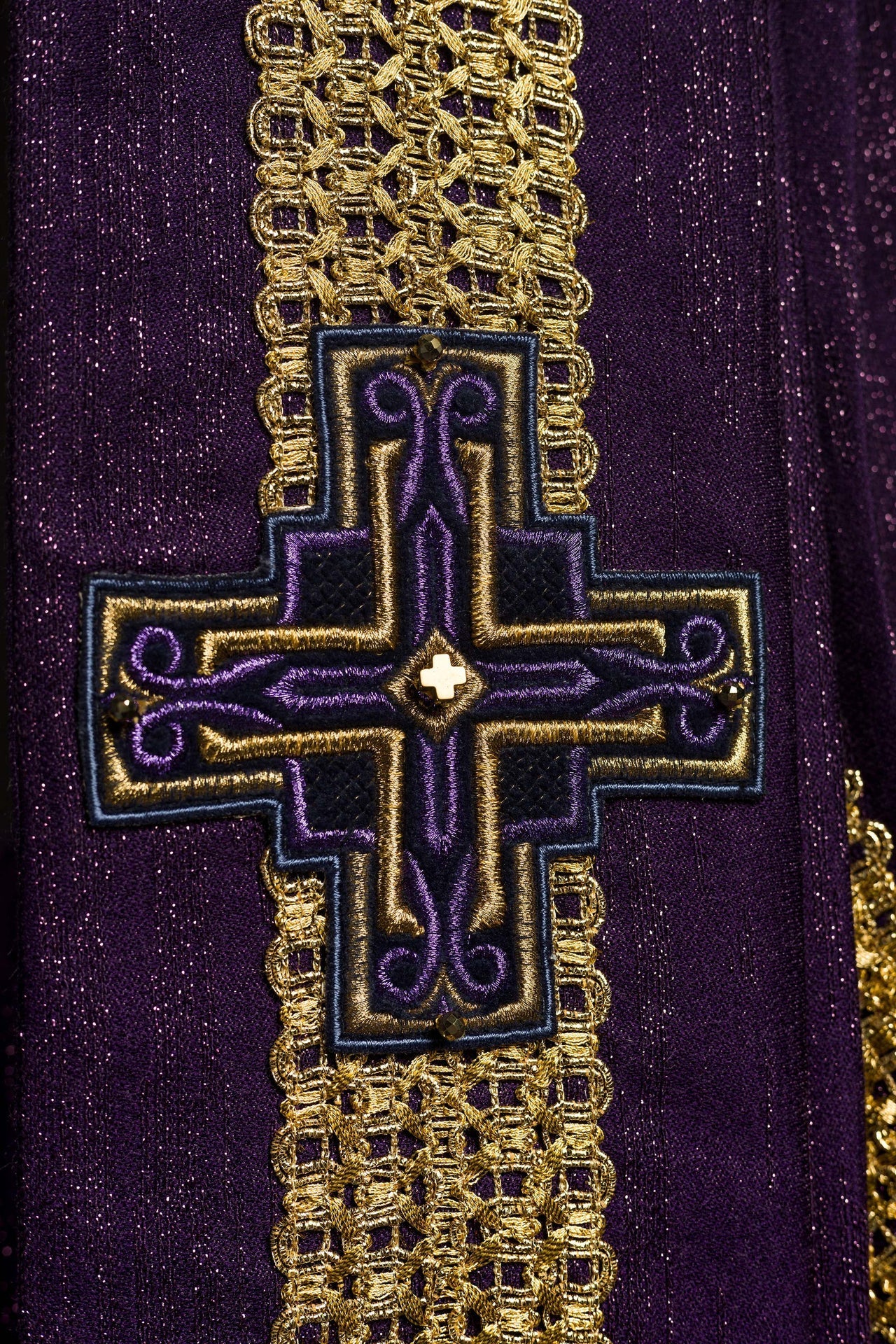 Ręcznie wykonany ornat z naturalnymi kamieniami Handmade 7015 Fioletowy - SZATYLITURGICZNE.PL