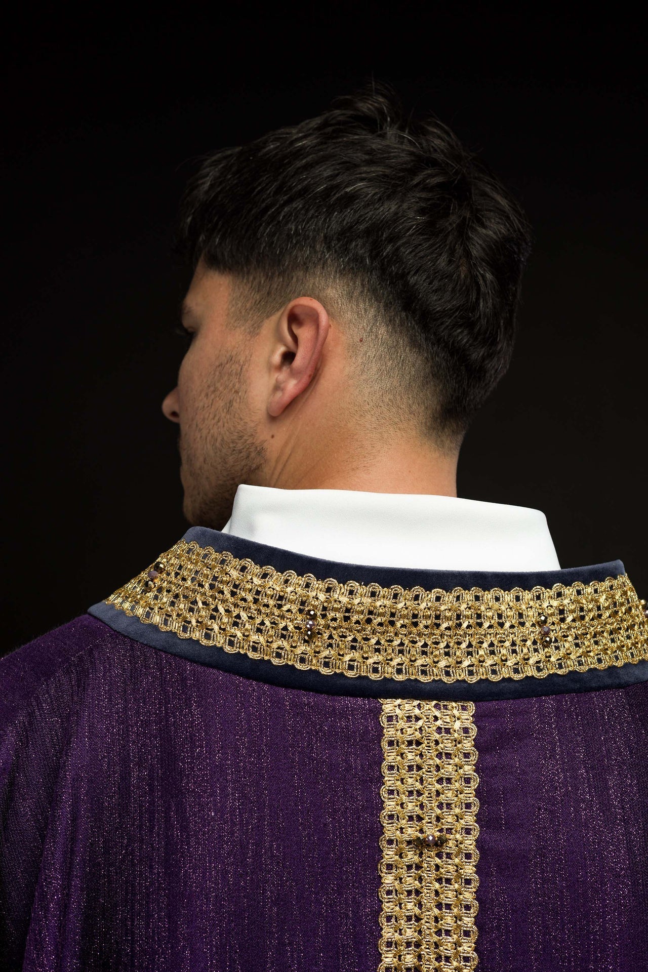 Ręcznie wykonany ornat z naturalnymi kamieniami Handmade 7015 Fioletowy - SZATYLITURGICZNE.PL
