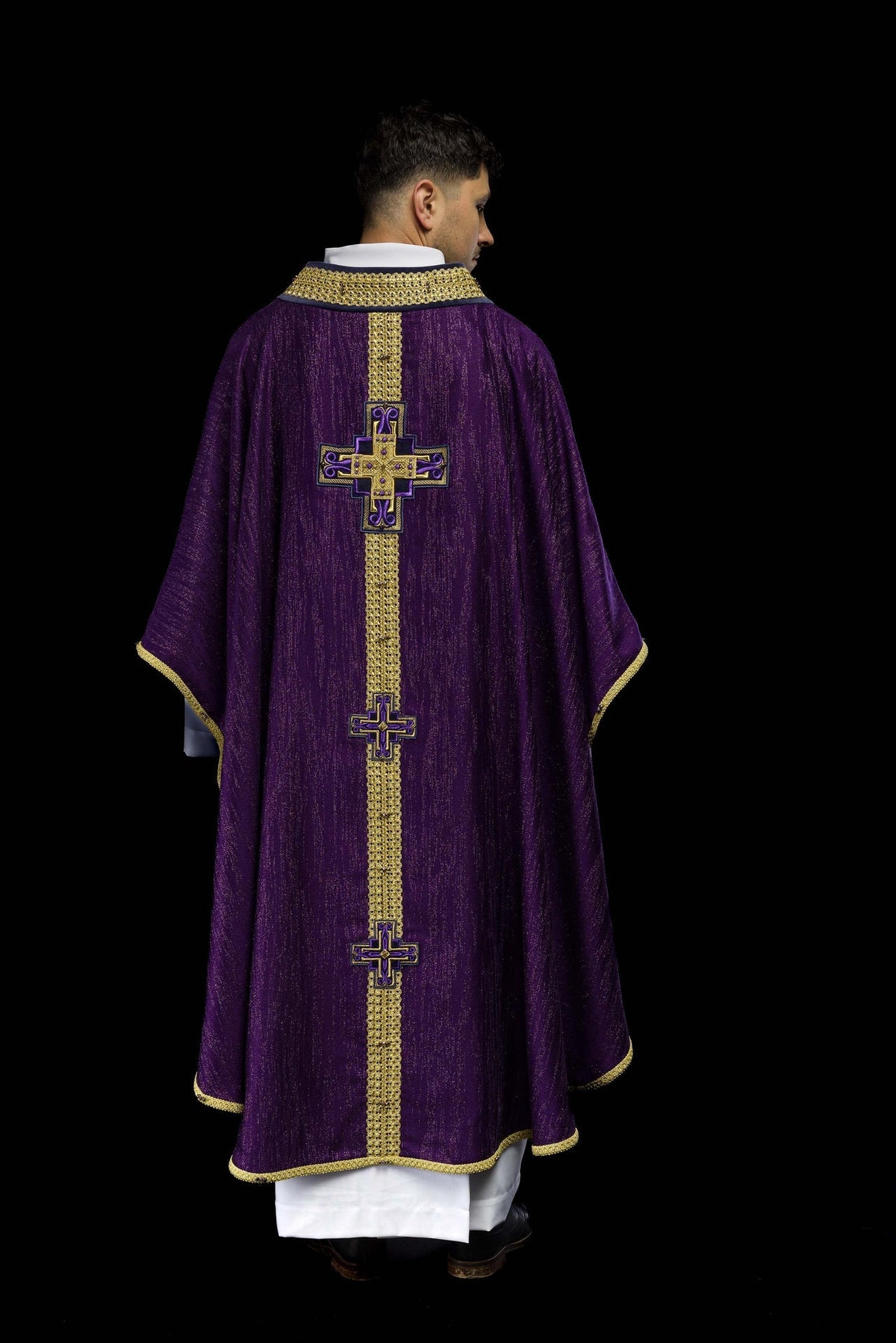 Ręcznie wykonany ornat z naturalnymi kamieniami Handmade 7015 Fioletowy - SZATYLITURGICZNE.PL