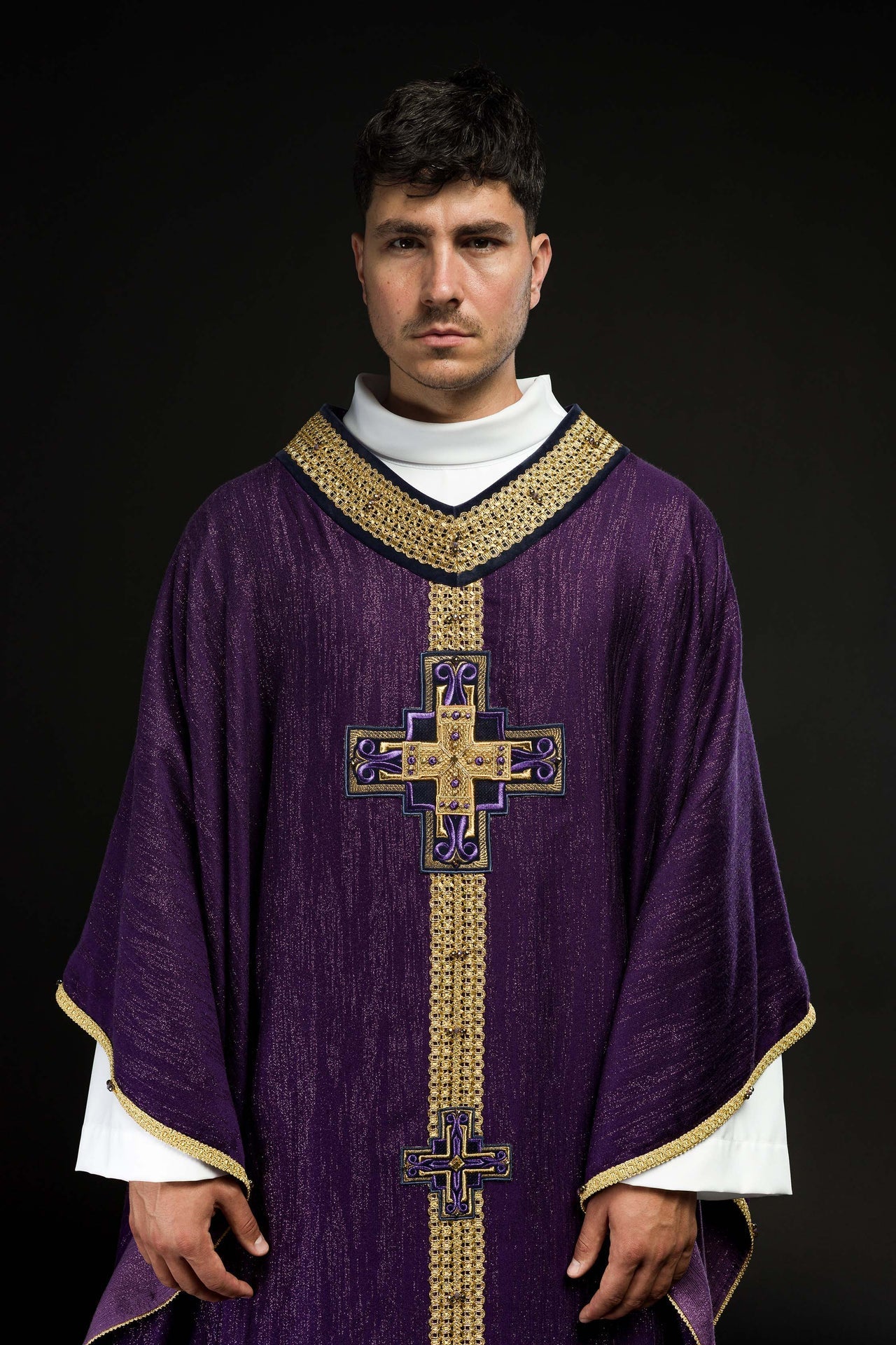 Ręcznie wykonany ornat z naturalnymi kamieniami Handmade 7015 Fioletowy - SZATYLITURGICZNE.PL