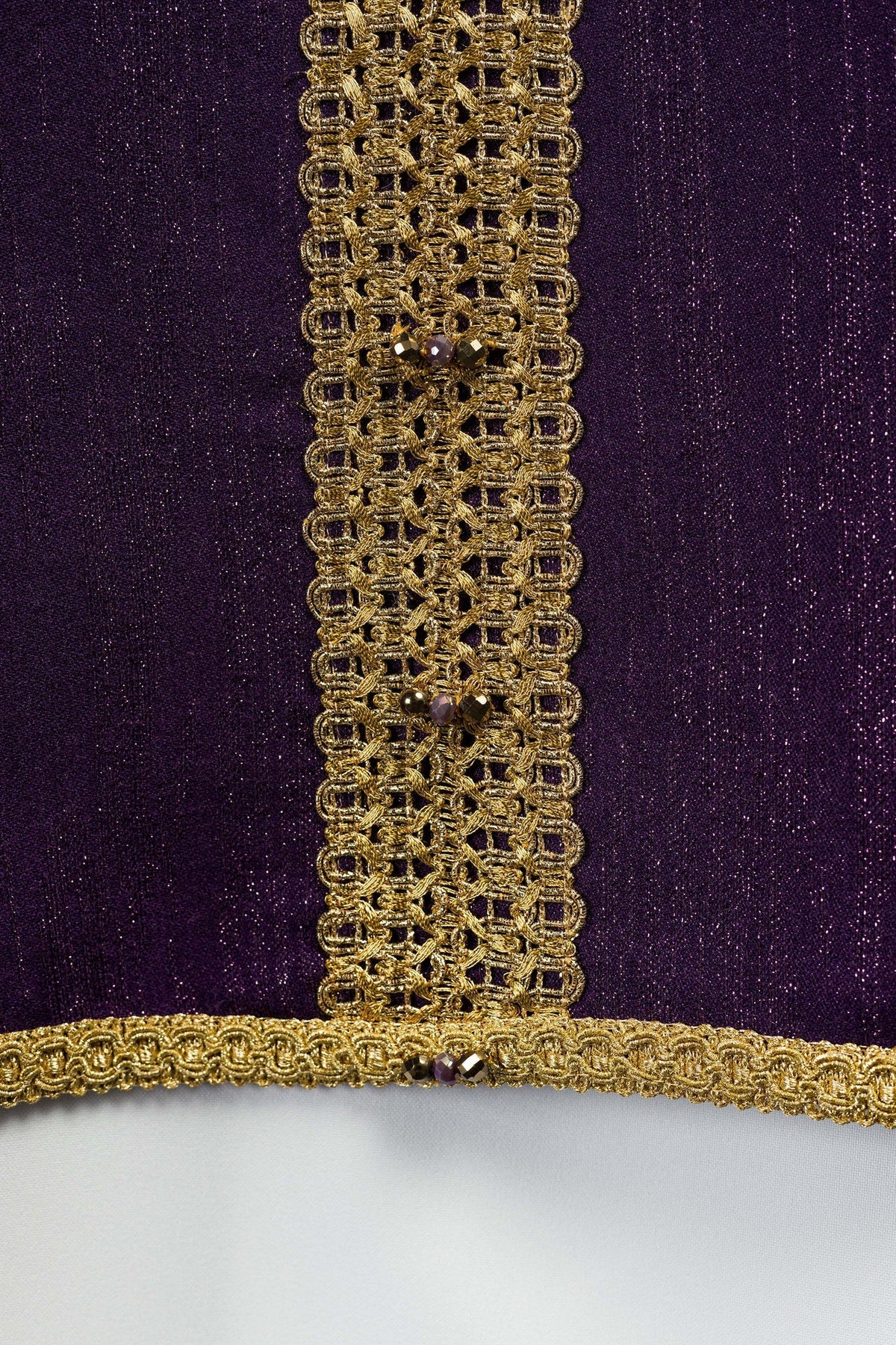 Ręcznie wykonany ornat z naturalnymi kamieniami Handmade 7015 Fioletowy - SZATYLITURGICZNE.PL