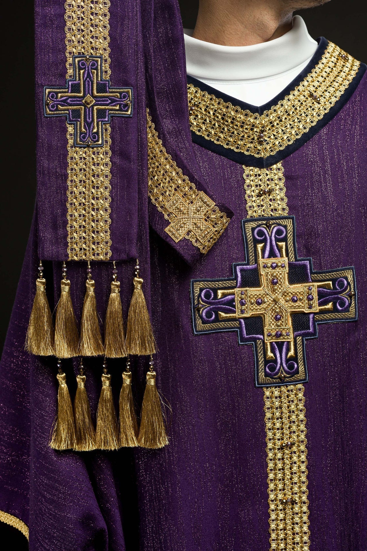 Ręcznie wykonany ornat z naturalnymi kamieniami Handmade 7015 Fioletowy - SZATYLITURGICZNE.PL