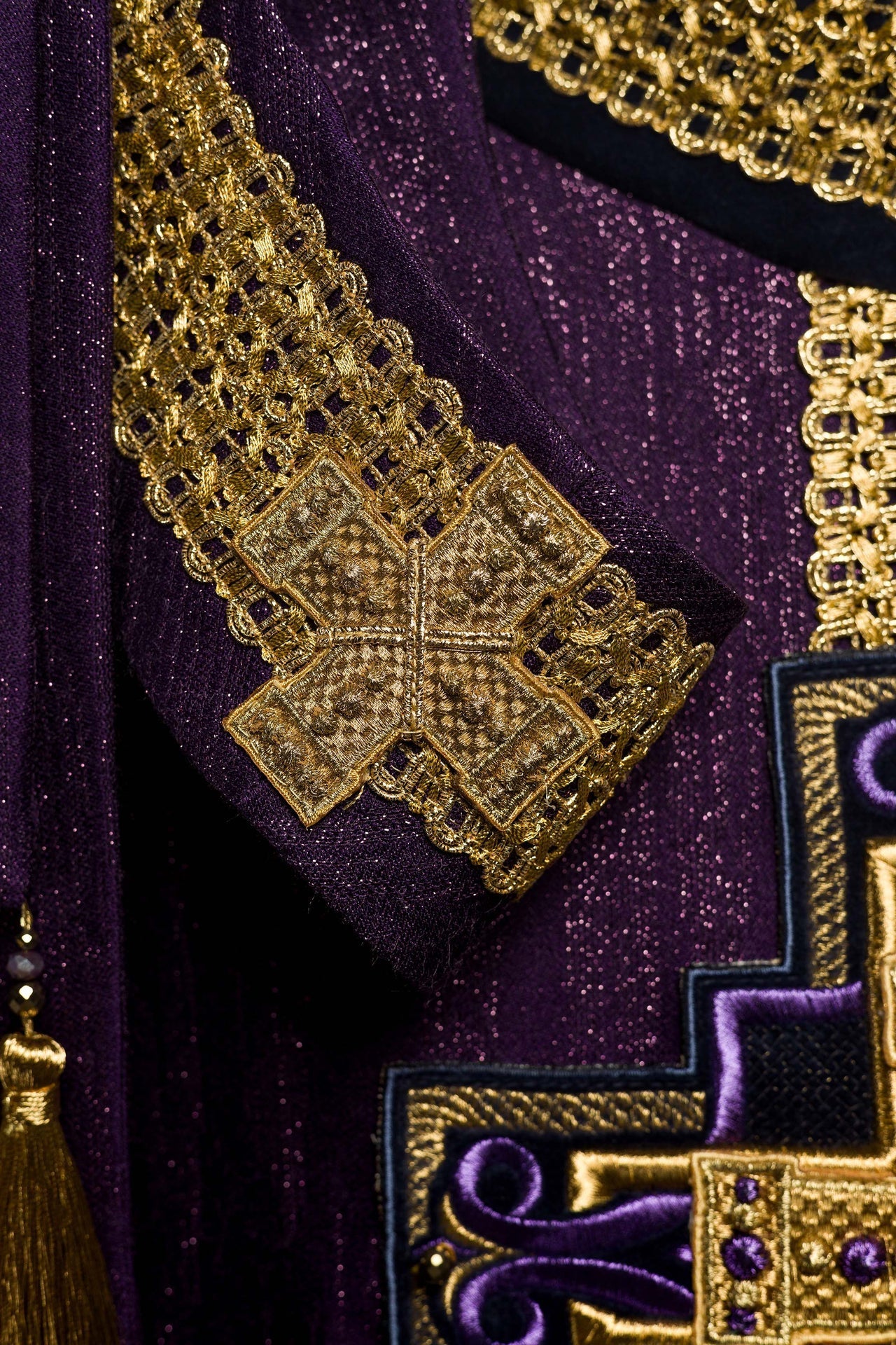 Ręcznie wykonany ornat z naturalnymi kamieniami Handmade 7015 Fioletowy - SZATYLITURGICZNE.PL