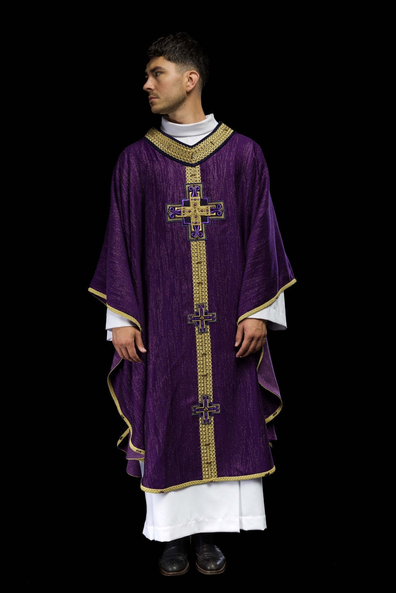 Ręcznie wykonany ornat z naturalnymi kamieniami Handmade 7015 Fioletowy - SZATYLITURGICZNE.PL