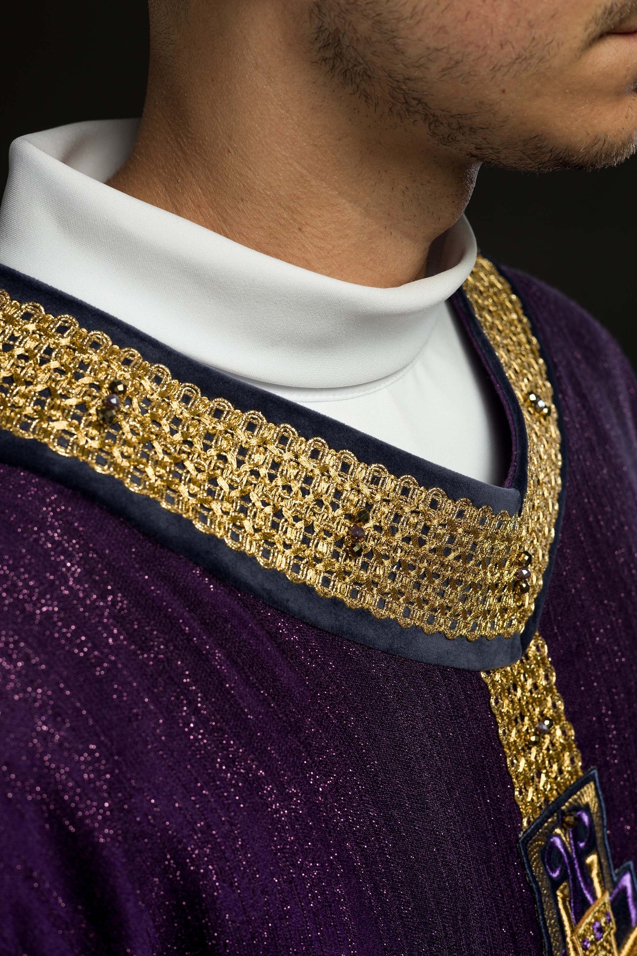 Ręcznie wykonany ornat z naturalnymi kamieniami Handmade 7015 Fioletowy - SZATYLITURGICZNE.PL