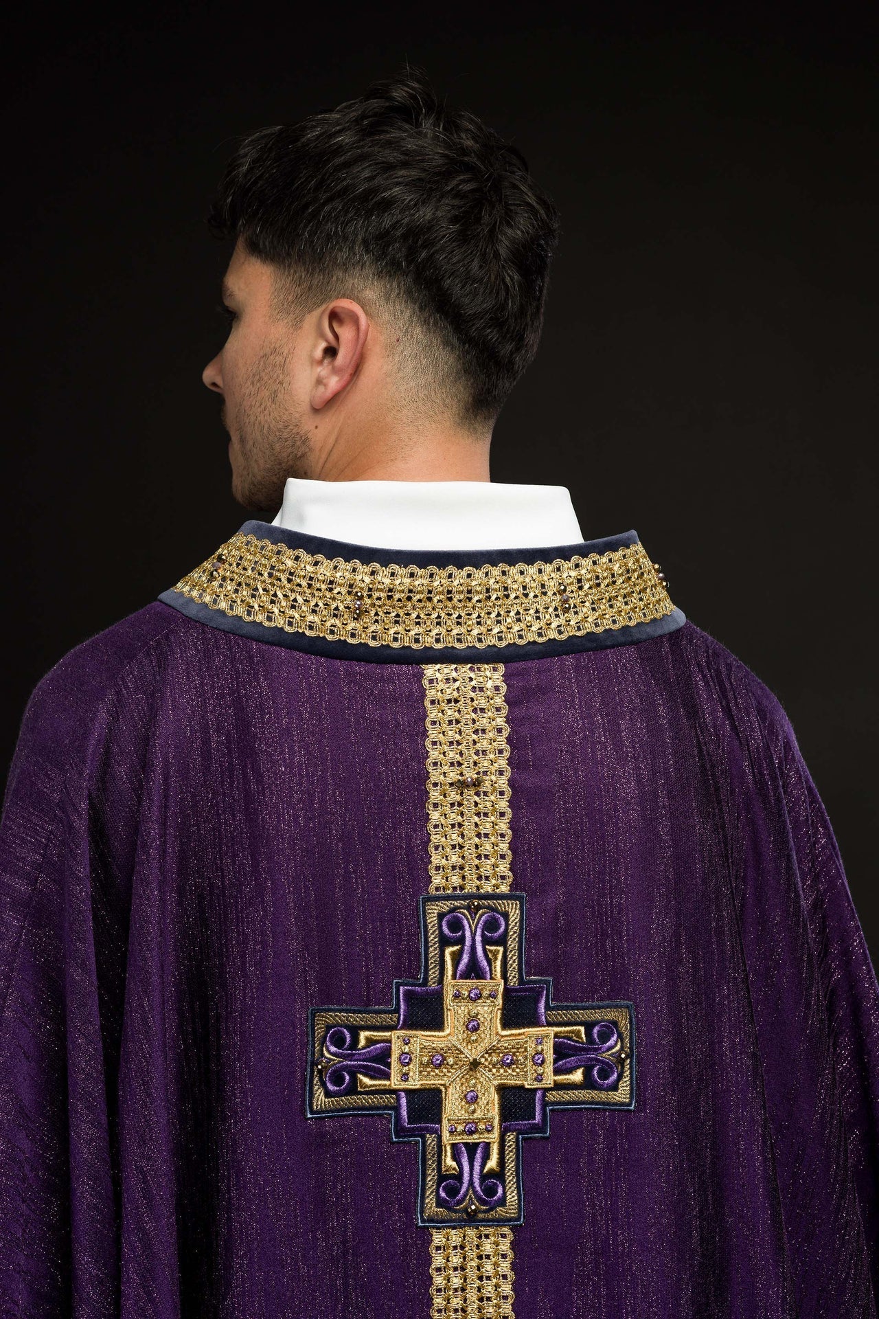 Ręcznie wykonany ornat z naturalnymi kamieniami Handmade 7015 Fioletowy - SZATYLITURGICZNE.PL