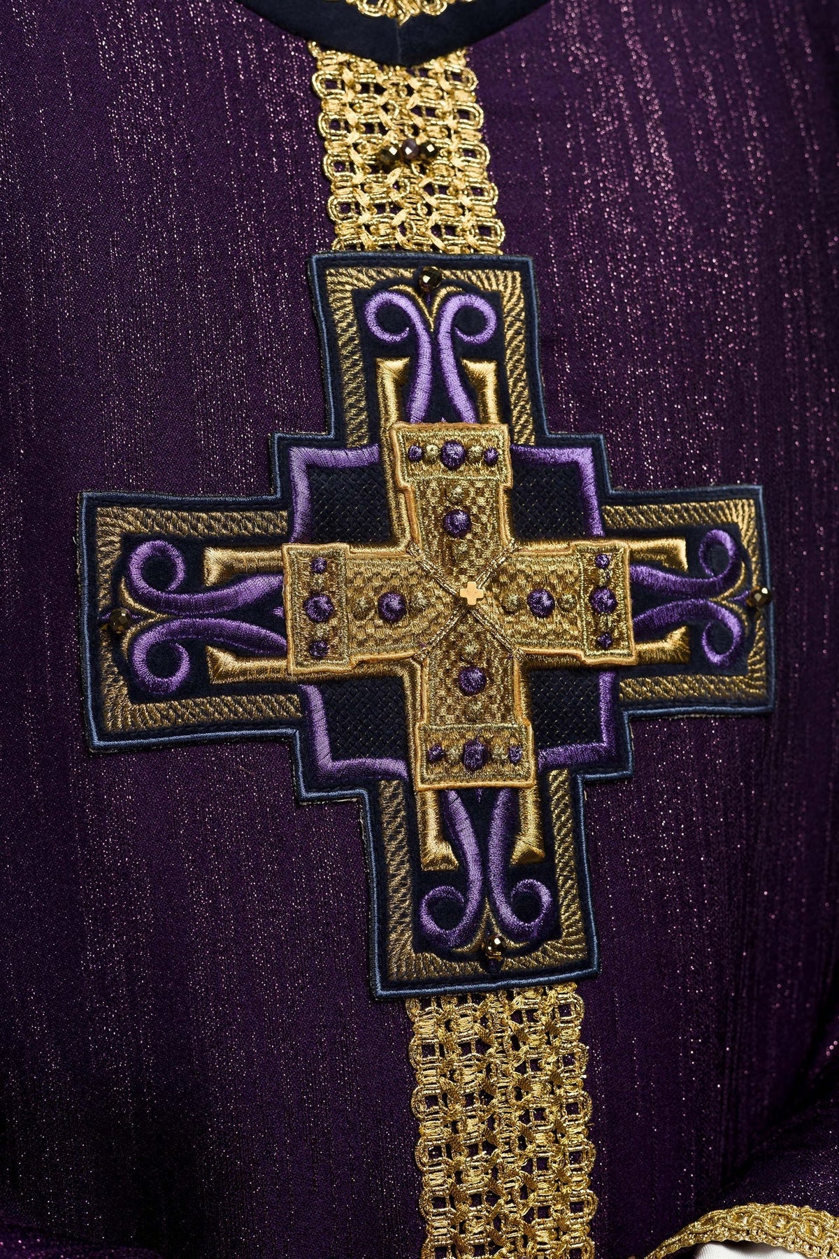 Ręcznie wykonany ornat z naturalnymi kamieniami Handmade 7015 Fioletowy - SZATYLITURGICZNE.PL