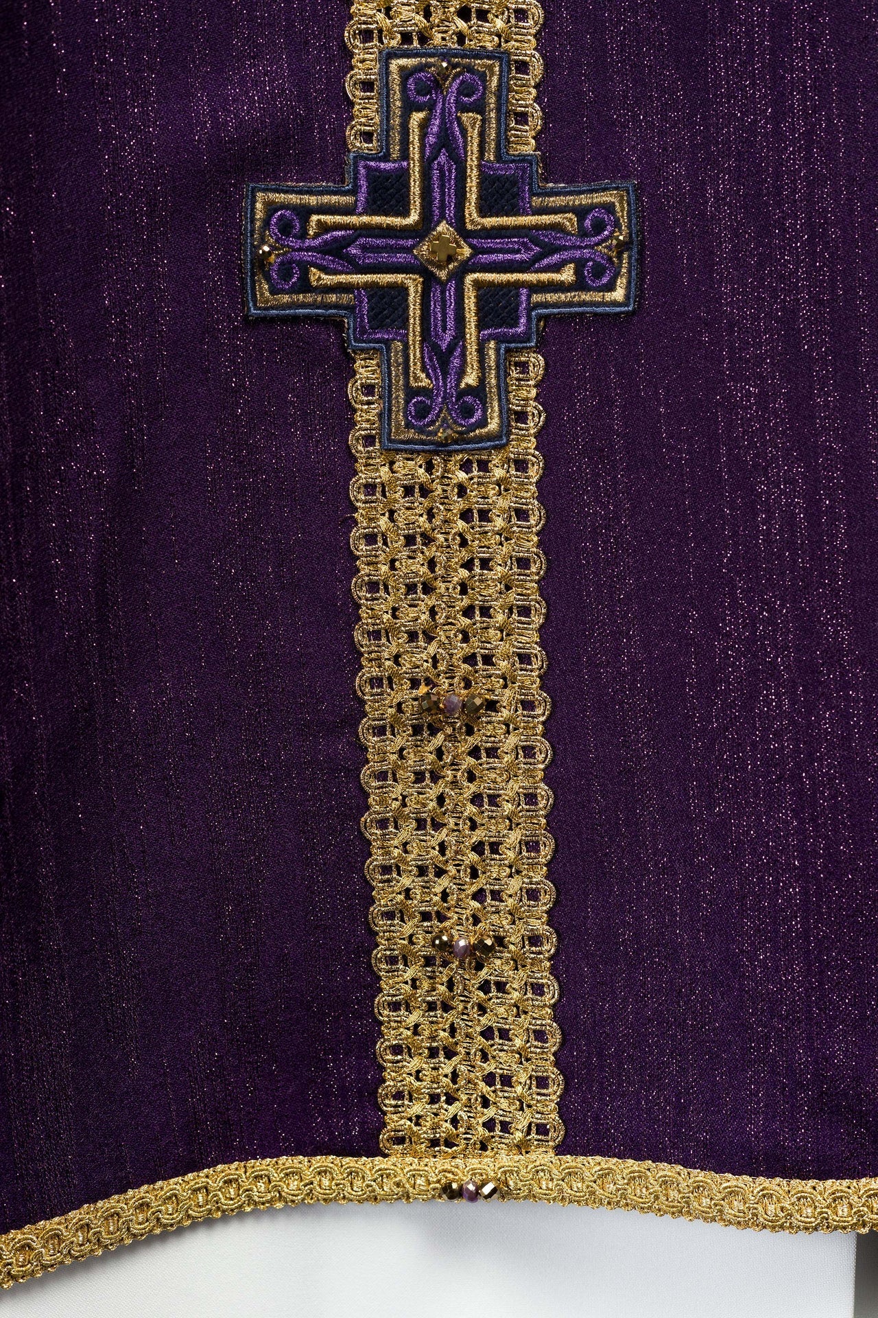 Ręcznie wykonany ornat z naturalnymi kamieniami Handmade 7015 Fioletowy - SZATYLITURGICZNE.PL