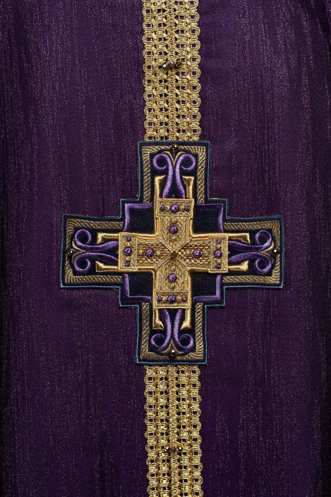 Ręcznie wykonany ornat z naturalnymi kamieniami Handmade 7015 Fioletowy - SZATYLITURGICZNE.PL