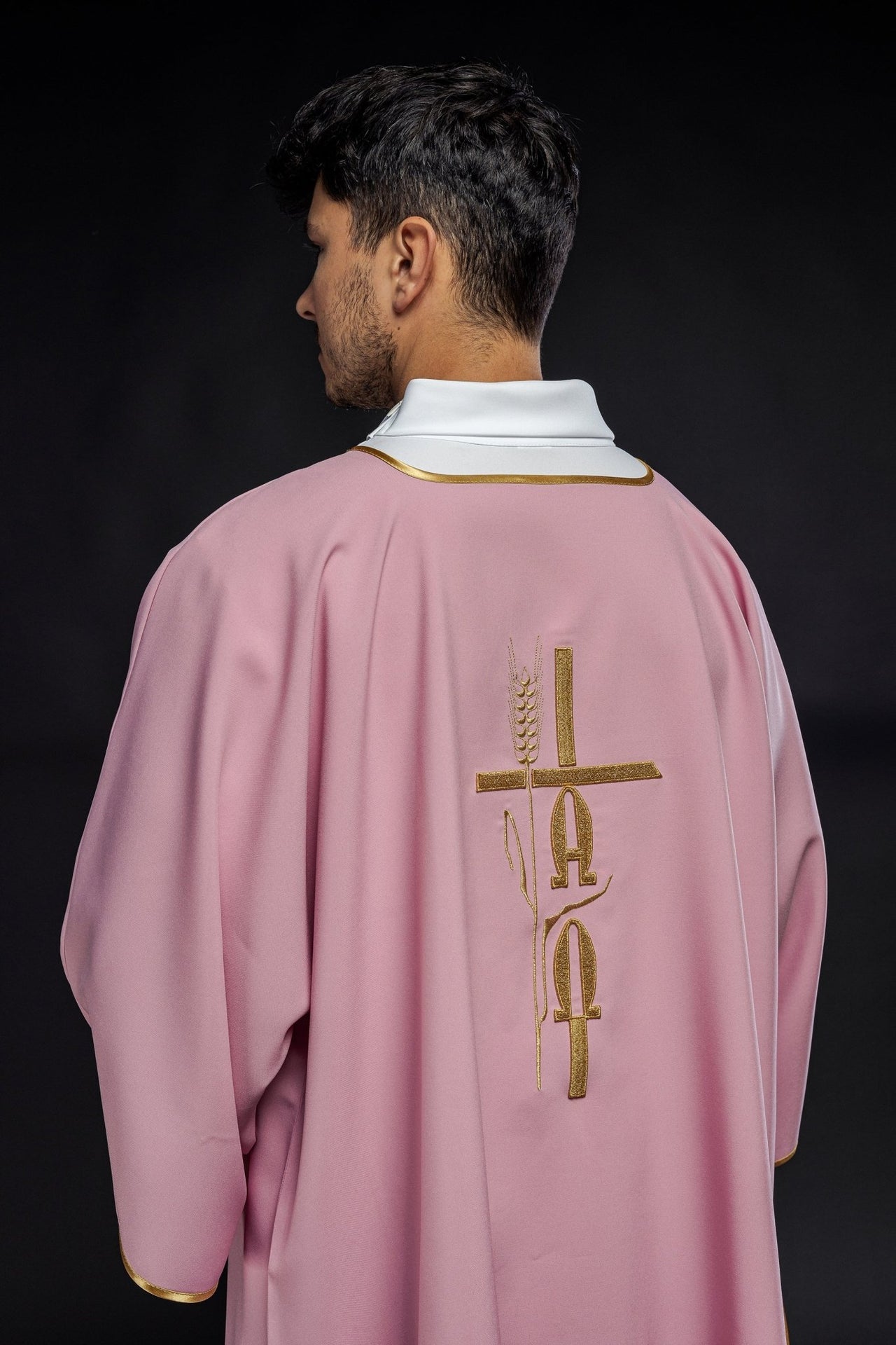 Różowa Dalmatyka Liturgiczna Alfa Omega - Haft Złotą Nicią - SZATYLITURGICZNE.PL