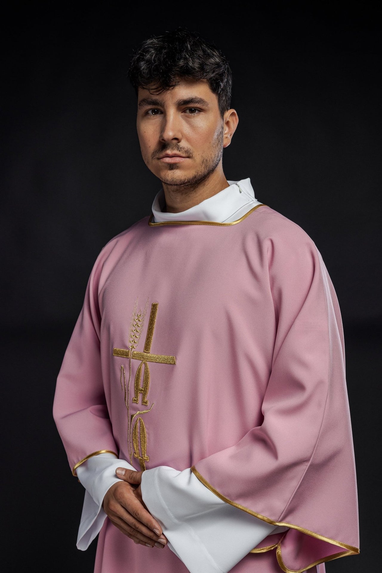 Różowa Dalmatyka Liturgiczna Alfa Omega - Haft Złotą Nicią - SZATYLITURGICZNE.PL