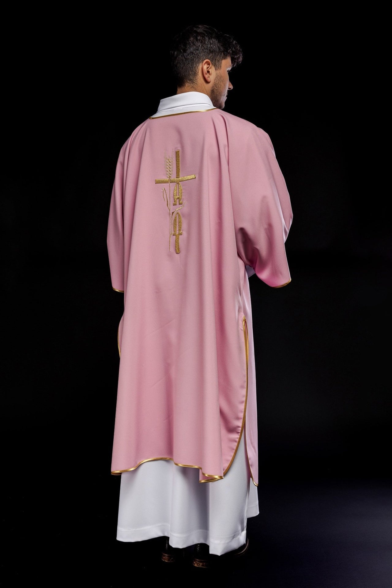 Różowa Dalmatyka Liturgiczna Alfa Omega - Haft Złotą Nicią - SZATYLITURGICZNE.PL