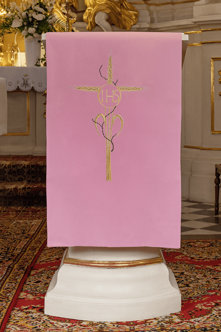 Różowa Serweta na Lektorium z Haftowanym Złotym Krzyżem IHS - SZATYLITURGICZNE.PL