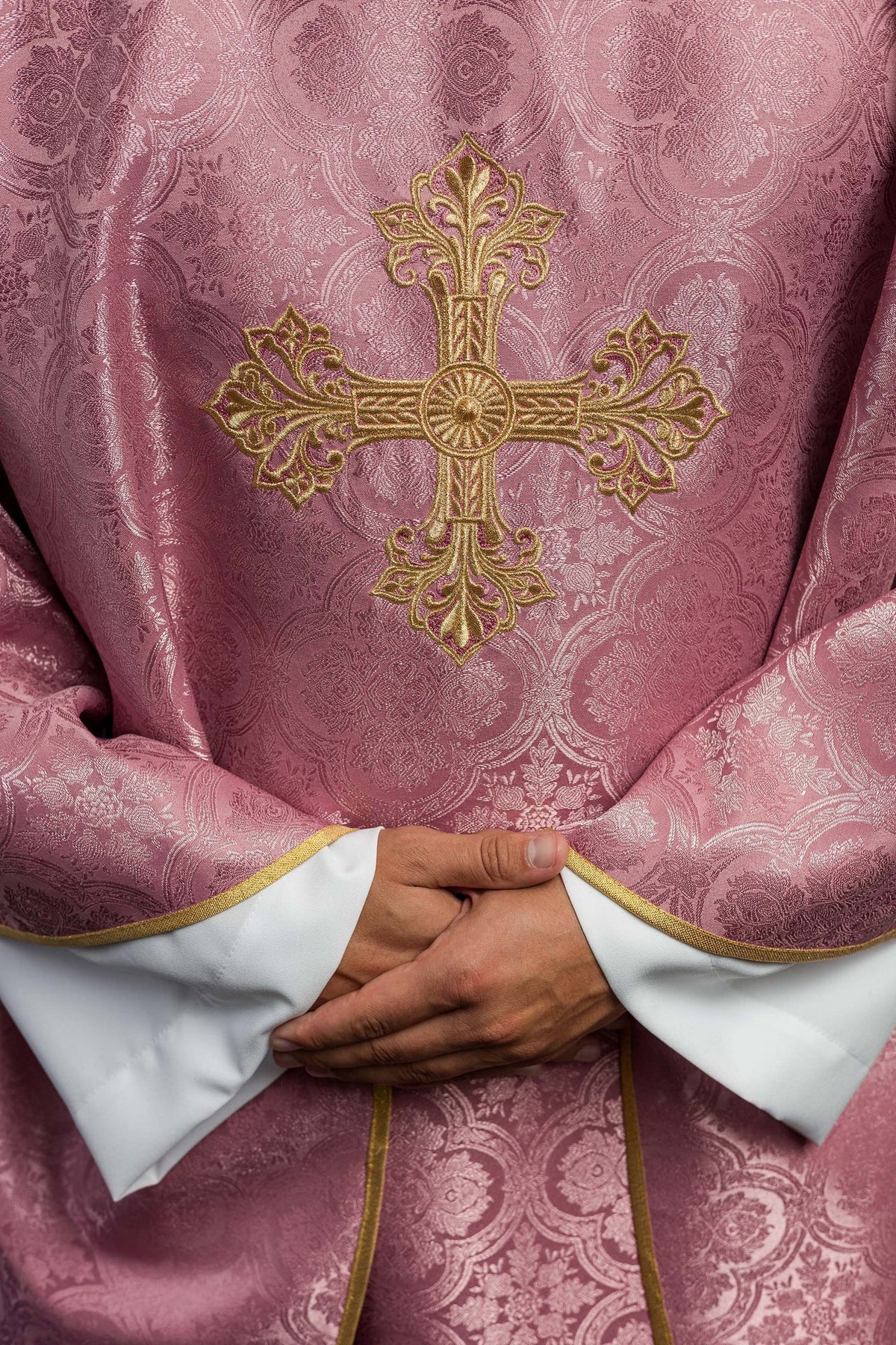 Różowy Ornat Liturgiczny z Haftowanym Krzyżem - Polska Produkcja - SZATYLITURGICZNE.PL