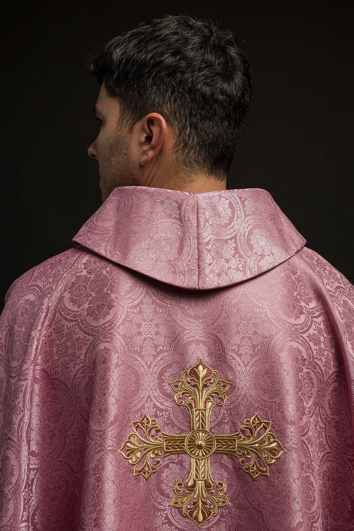 Różowy Ornat Liturgiczny z Haftowanym Krzyżem - Polska Produkcja - SZATYLITURGICZNE.PL