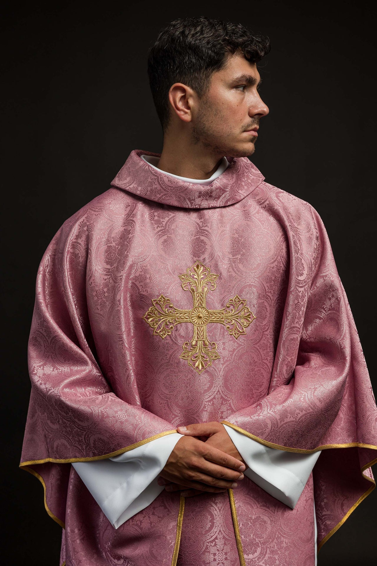 Różowy Ornat Liturgiczny z Haftowanym Krzyżem - Polska Produkcja - SZATYLITURGICZNE.PL