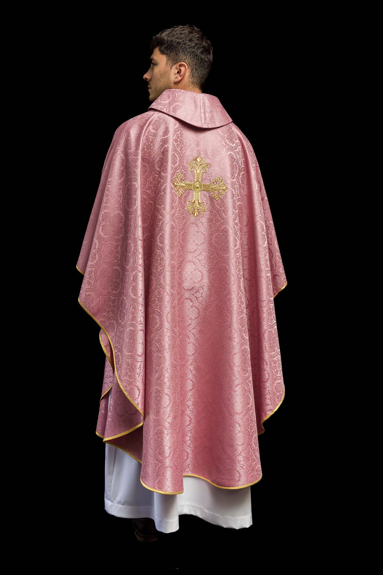 Różowy Ornat Liturgiczny z Haftowanym Krzyżem - Polska Produkcja - SZATYLITURGICZNE.PL