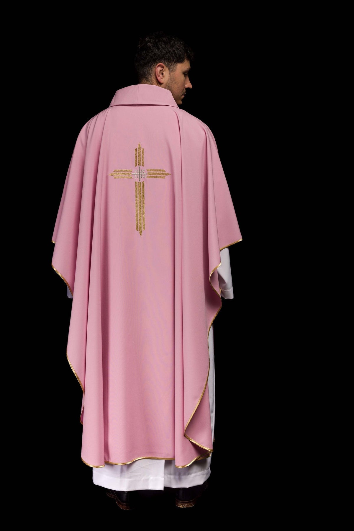 Różowy Ornat Liturgiczny ze Złotym Haftem IHS - Elegancki - SZATYLITURGICZNE.PL