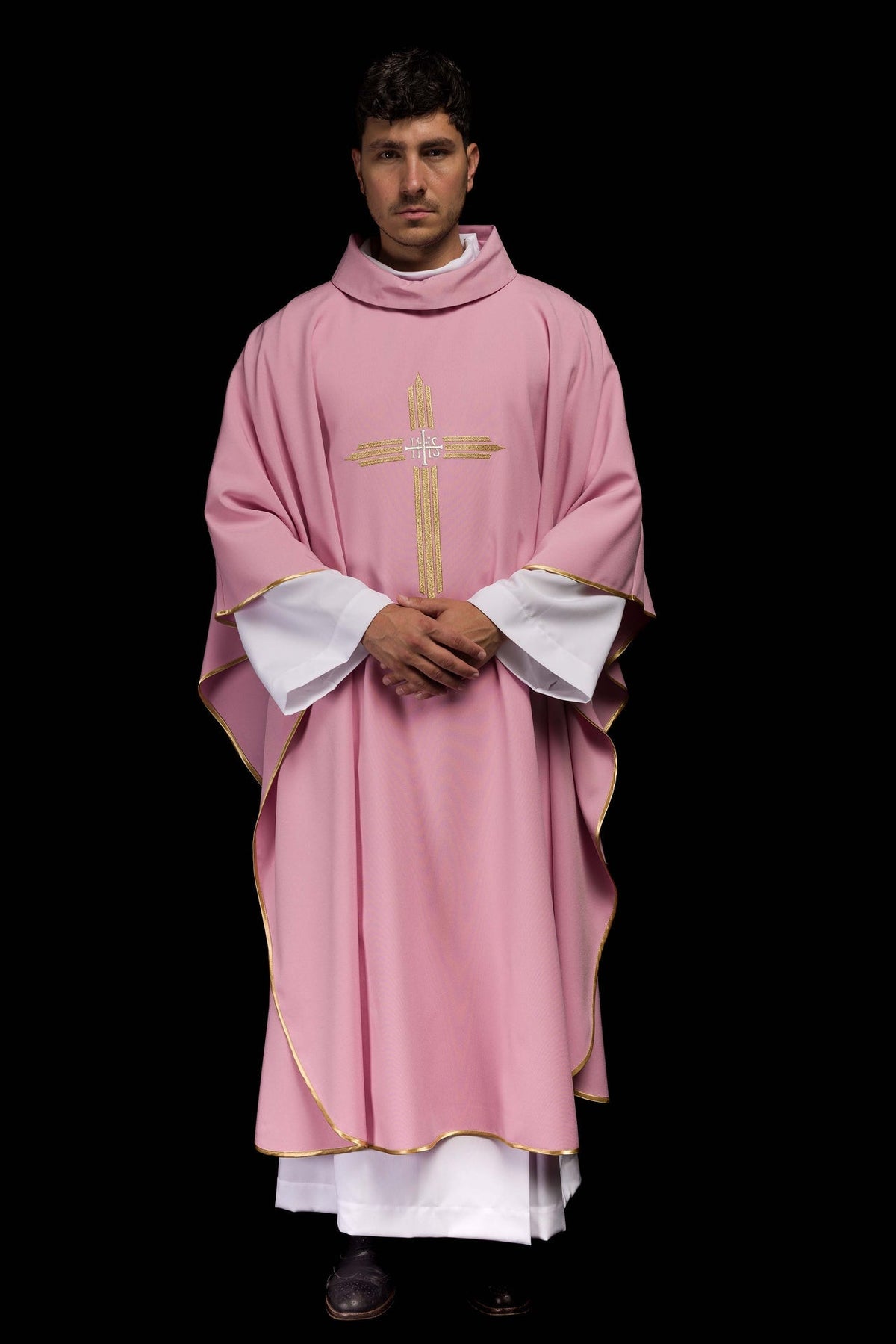Różowy Ornat Liturgiczny ze Złotym Haftem IHS - Elegancki - SZATYLITURGICZNE.PL