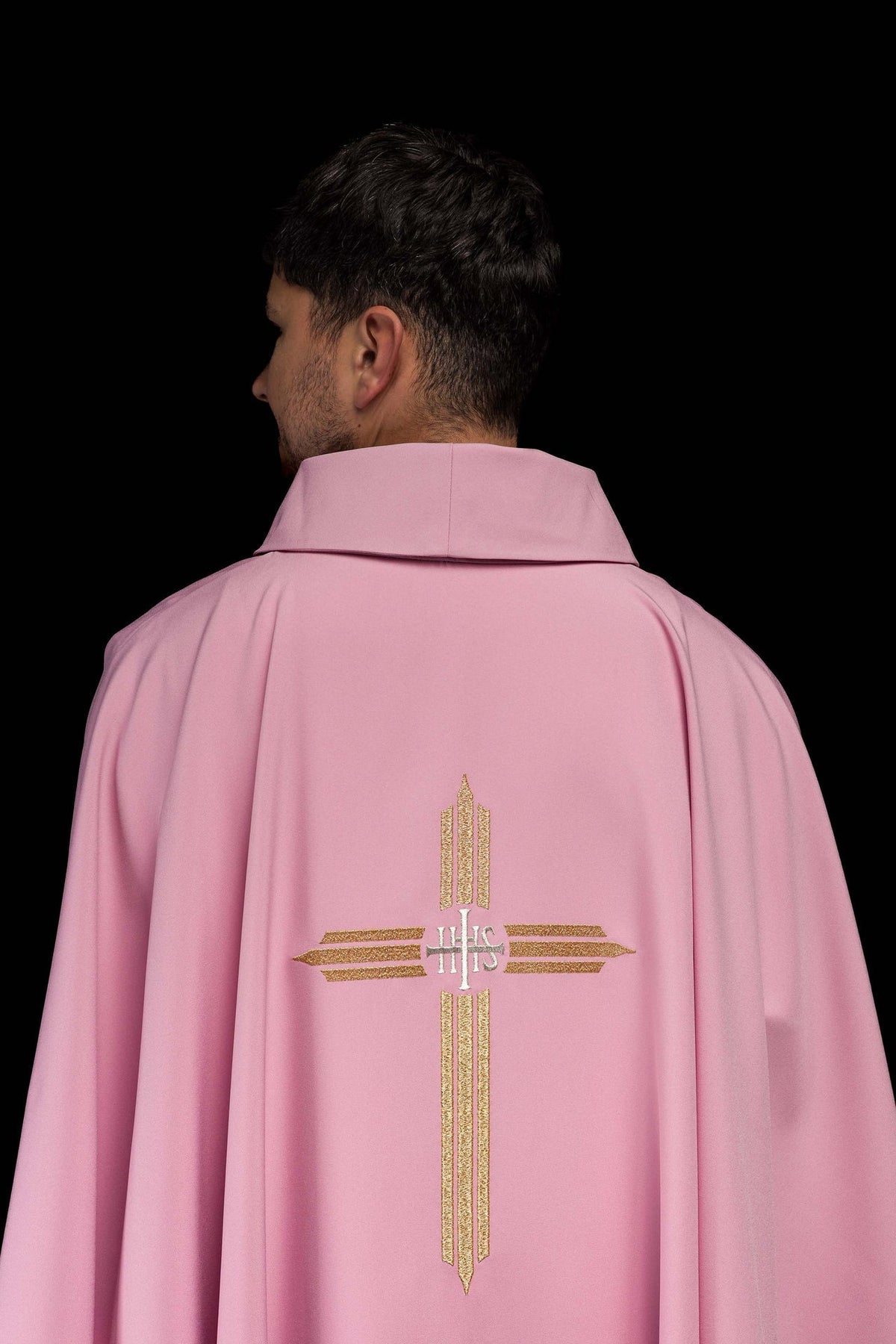 Różowy Ornat Liturgiczny ze Złotym Haftem IHS - Elegancki - SZATYLITURGICZNE.PL