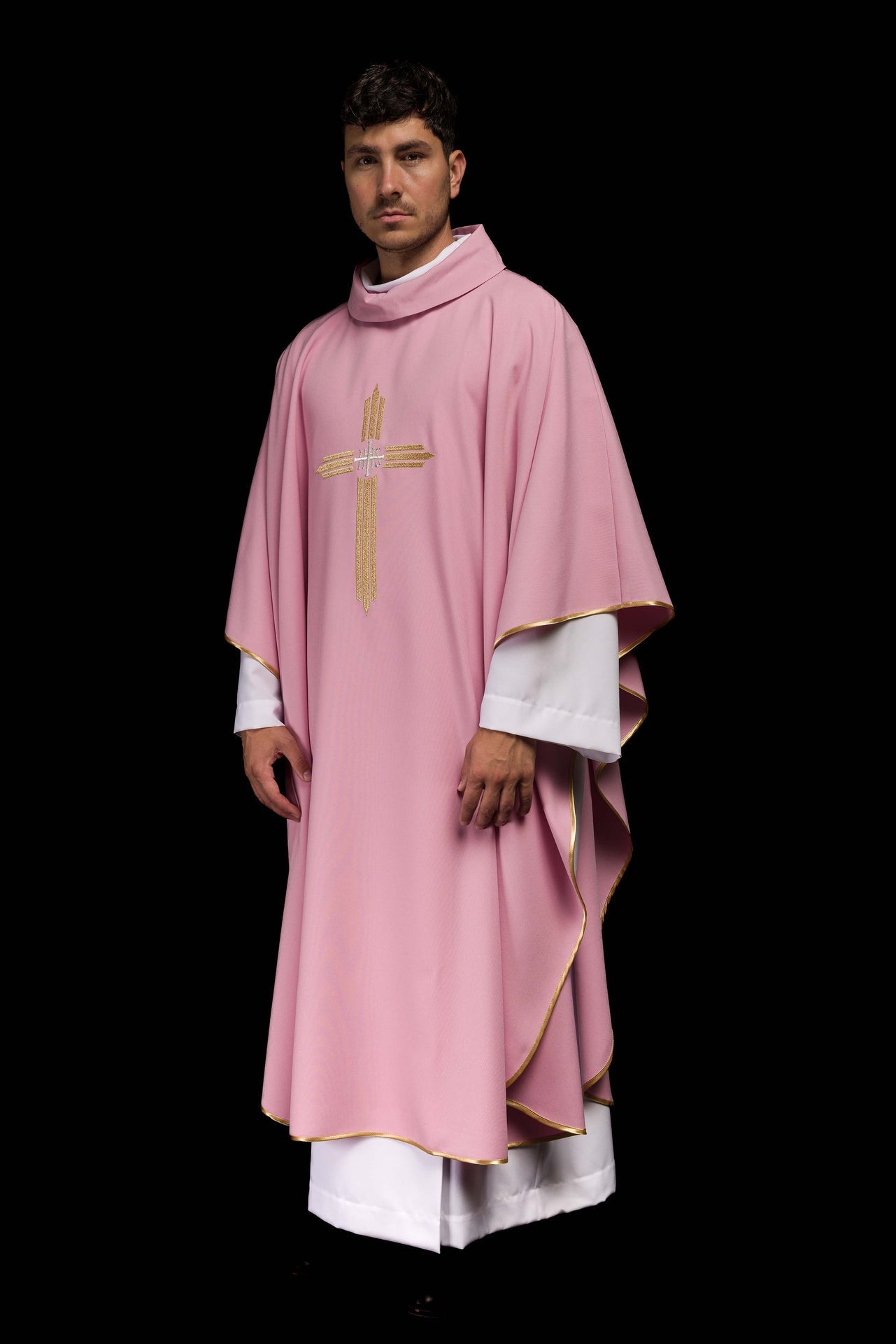 Różowy Ornat Liturgiczny ze Złotym Haftem IHS - Elegancki - SZATYLITURGICZNE.PL