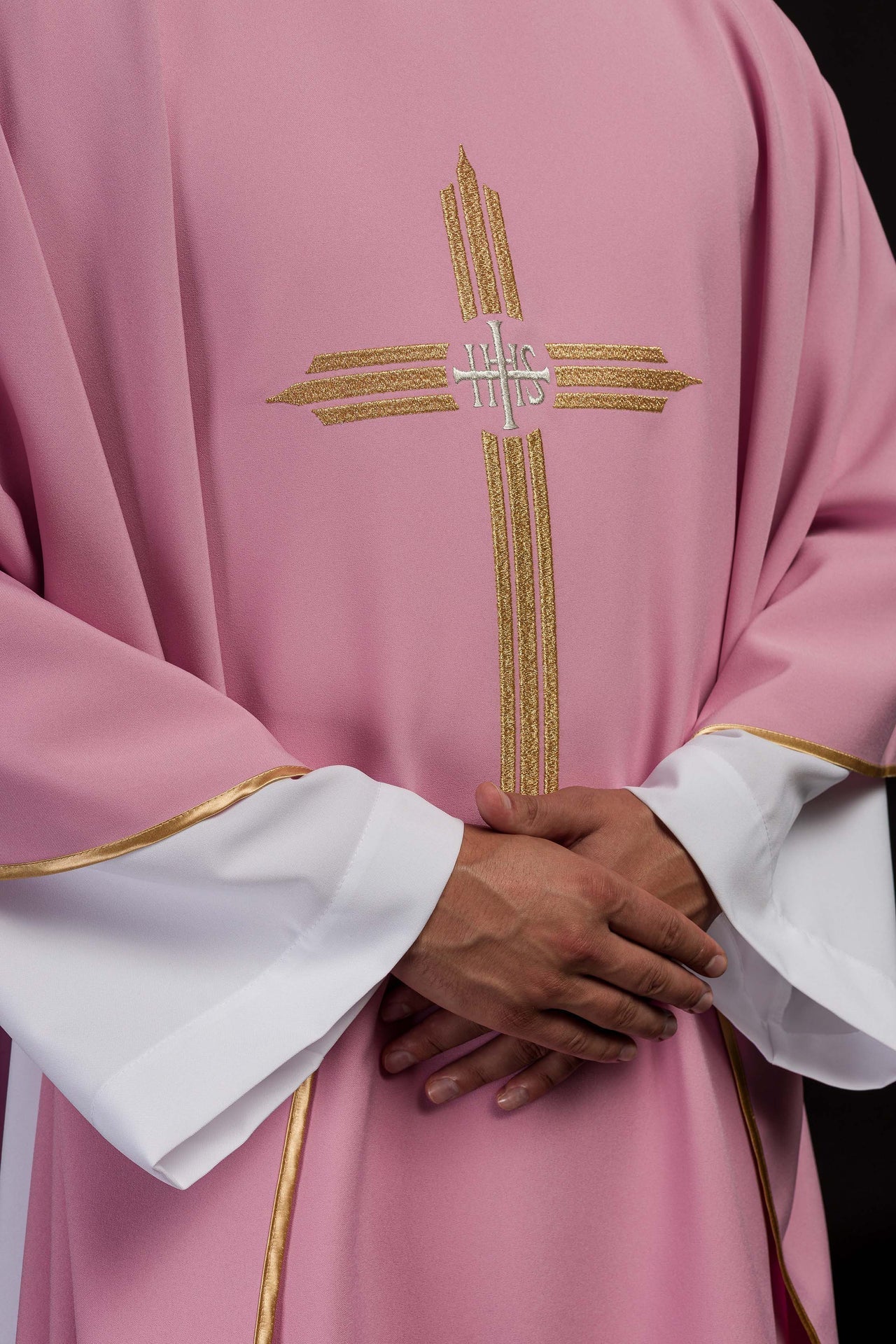 Różowy Ornat Liturgiczny ze Złotym Haftem IHS - Elegancki - SZATYLITURGICZNE.PL