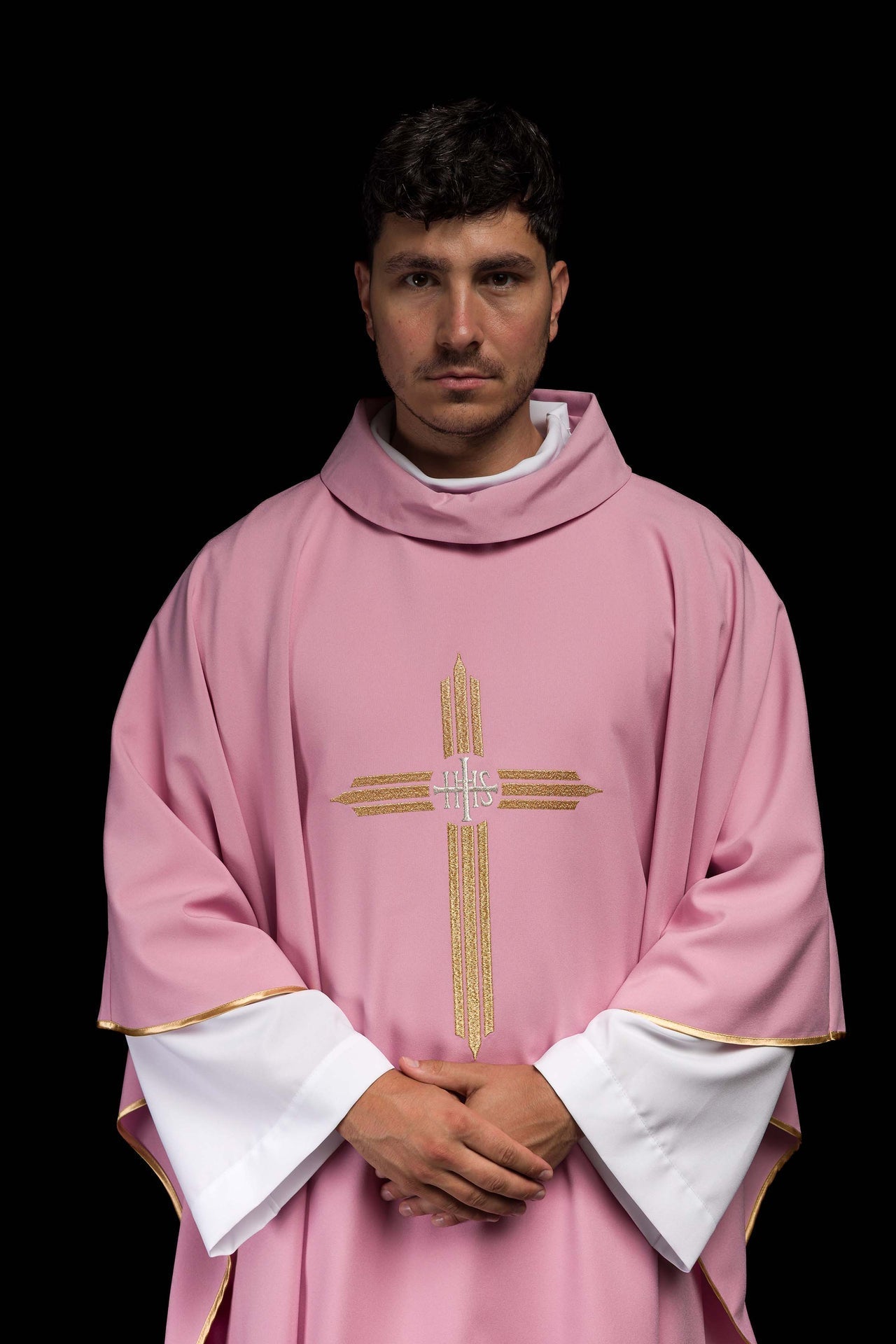 Różowy Ornat Liturgiczny ze Złotym Haftem IHS - Elegancki - SZATYLITURGICZNE.PL