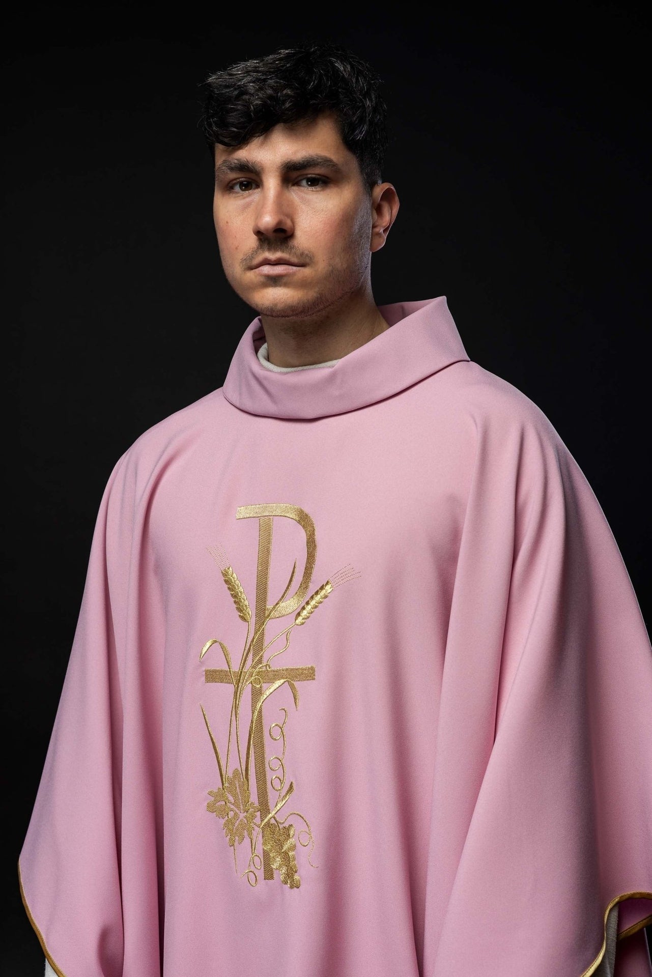 Różowy Ornat Liturgiczny ze Złotym Haftem PAX - Polski Produkt - SZATYLITURGICZNE.PL