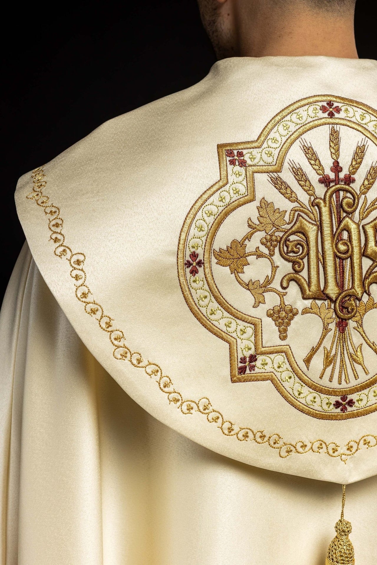 Satynowa kapa liturgiczna ecru z haftowanym złotym IHS - SZATYLITURGICZNE.PL